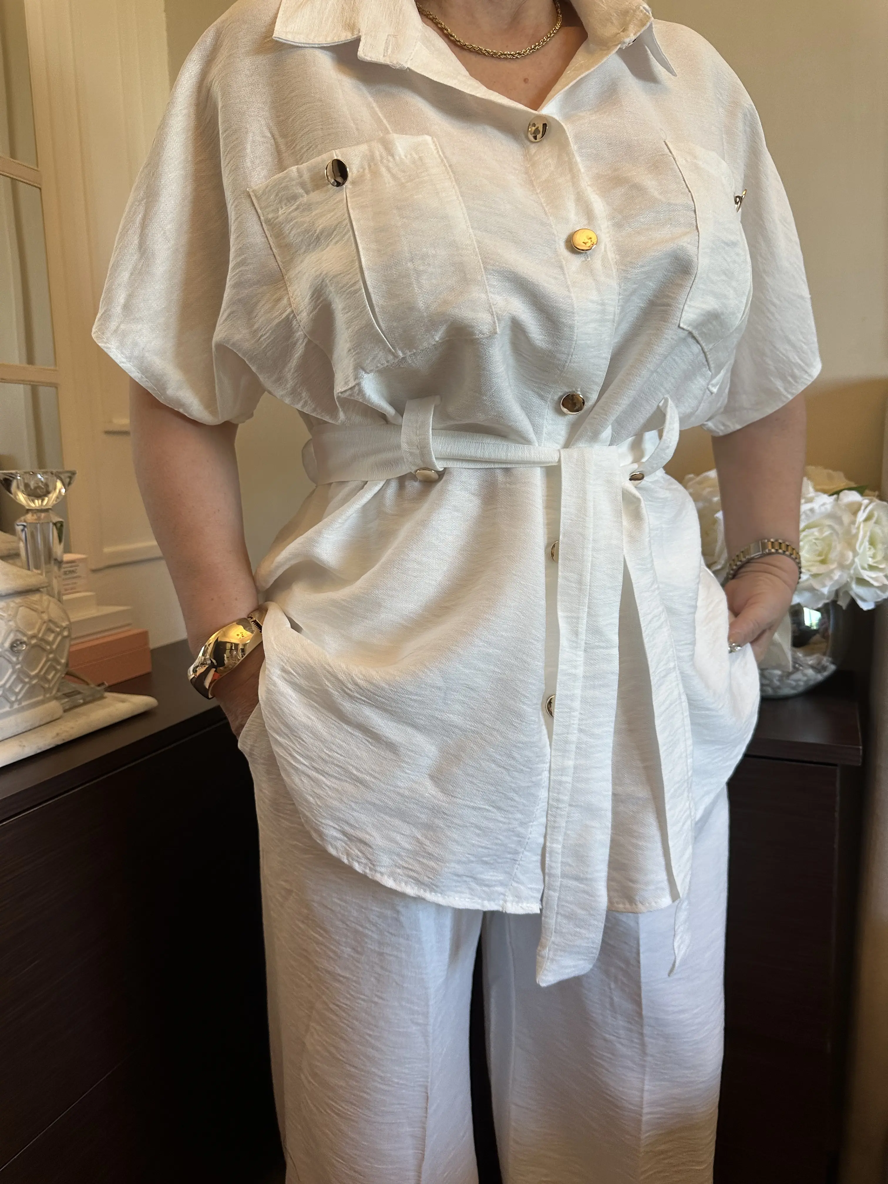 Λευκό σετ παντελόνα με ζωνάκι στη μέση