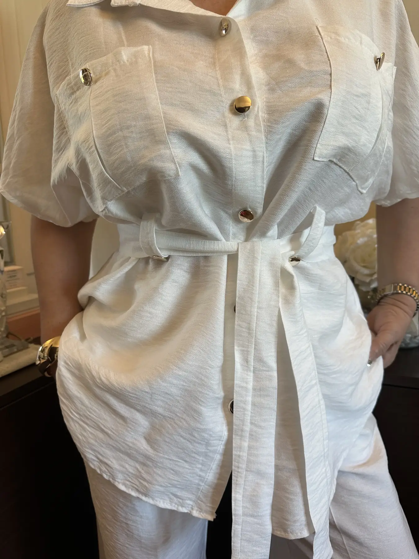 Λευκό σετ παντελόνα με ζωνάκι στη μέση