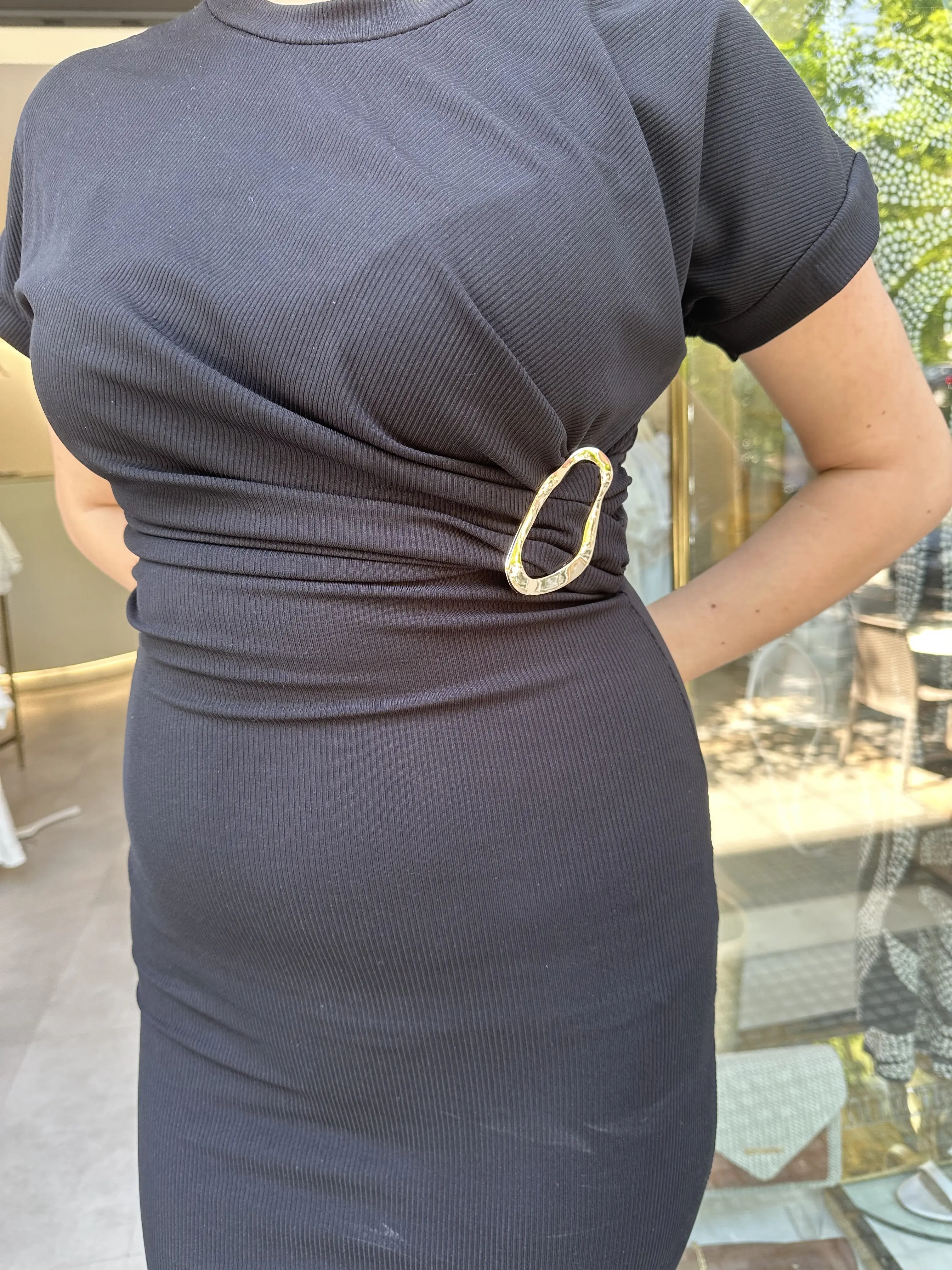 Μαύρο ρίπ φόρεμα με χρυσή λεπτομέρεια