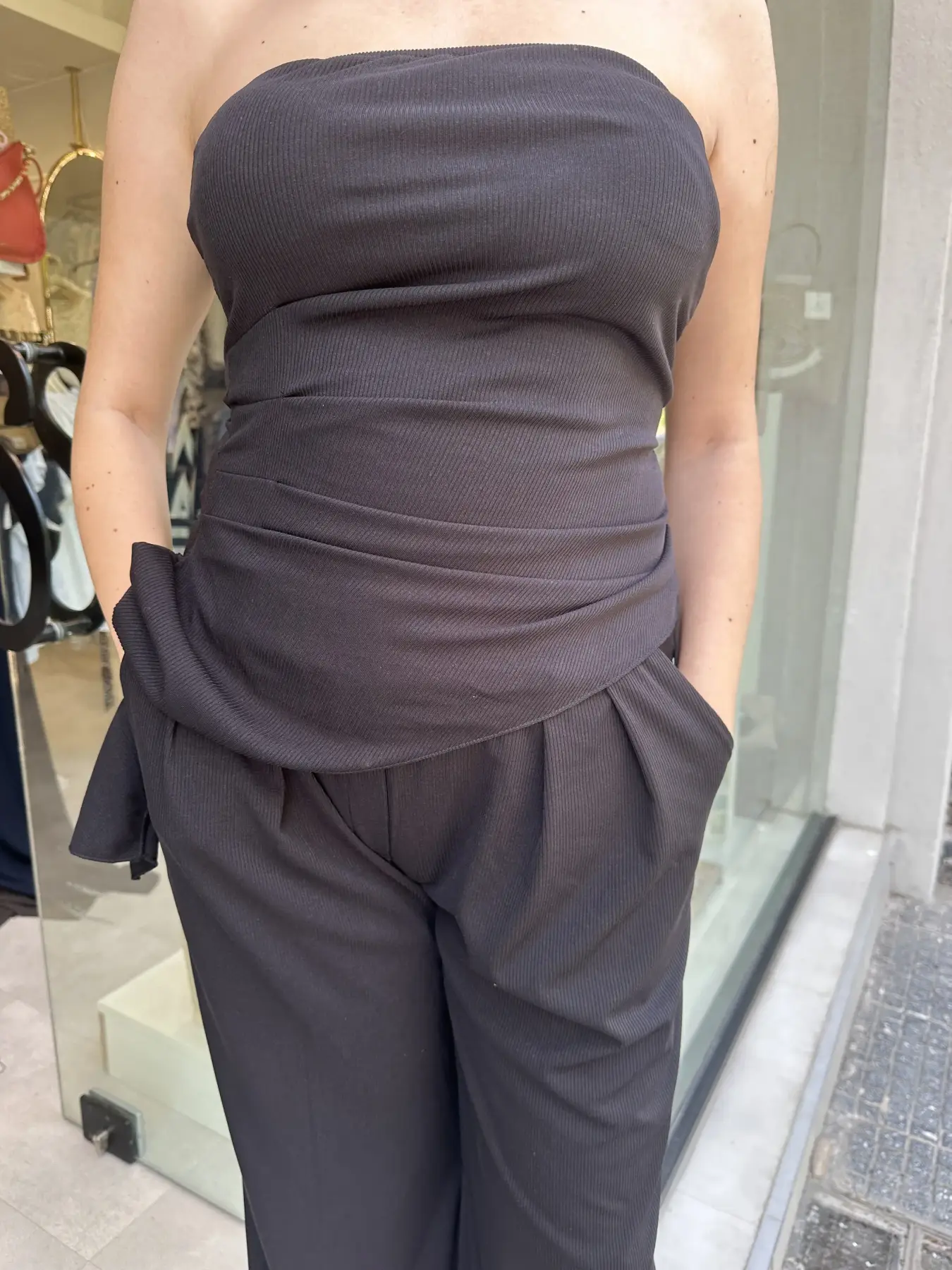 Μαύρο σέτ στράπλες με ασσύμετρη μπλούζα και παντελόνα