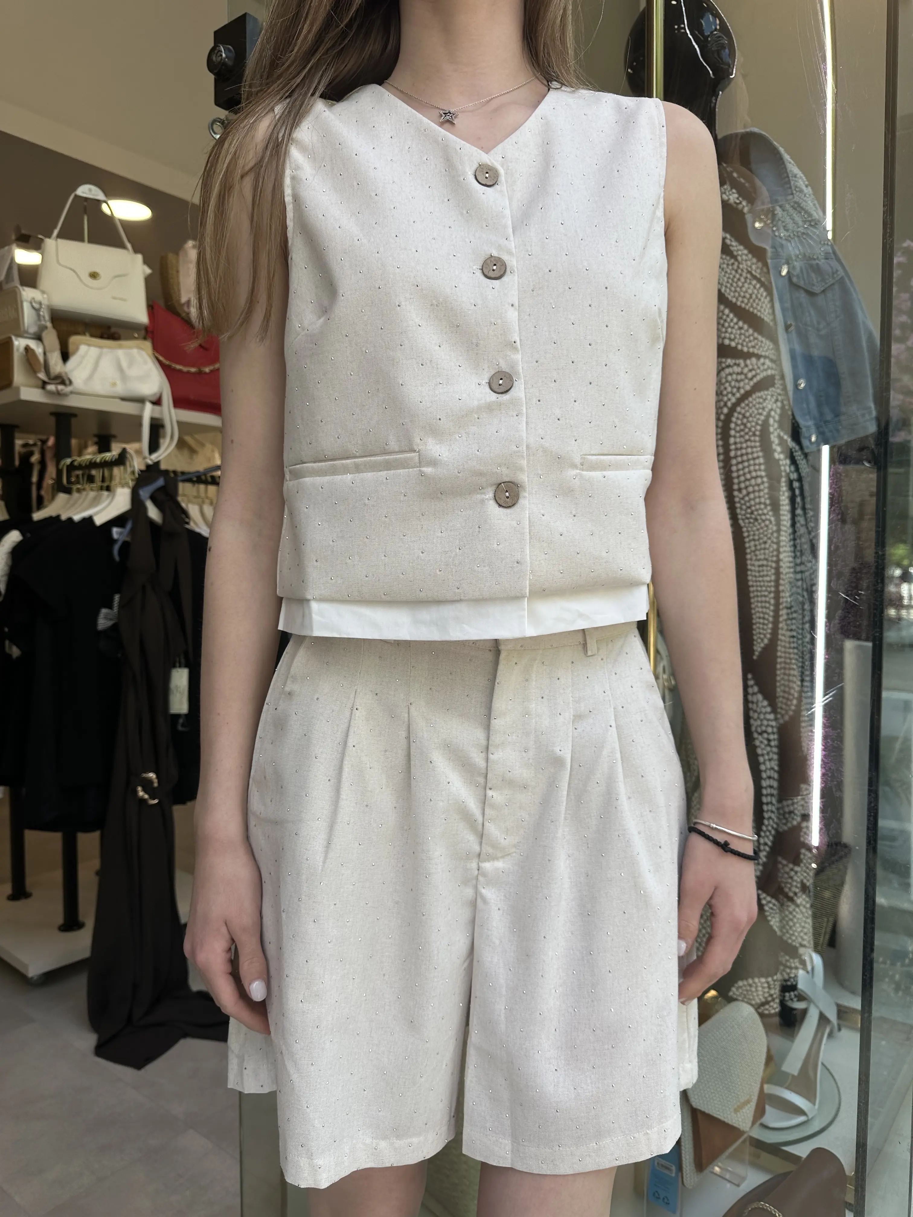 Beige σέτ γιλέκο βερμούδα με λεπτομέρεια στράς