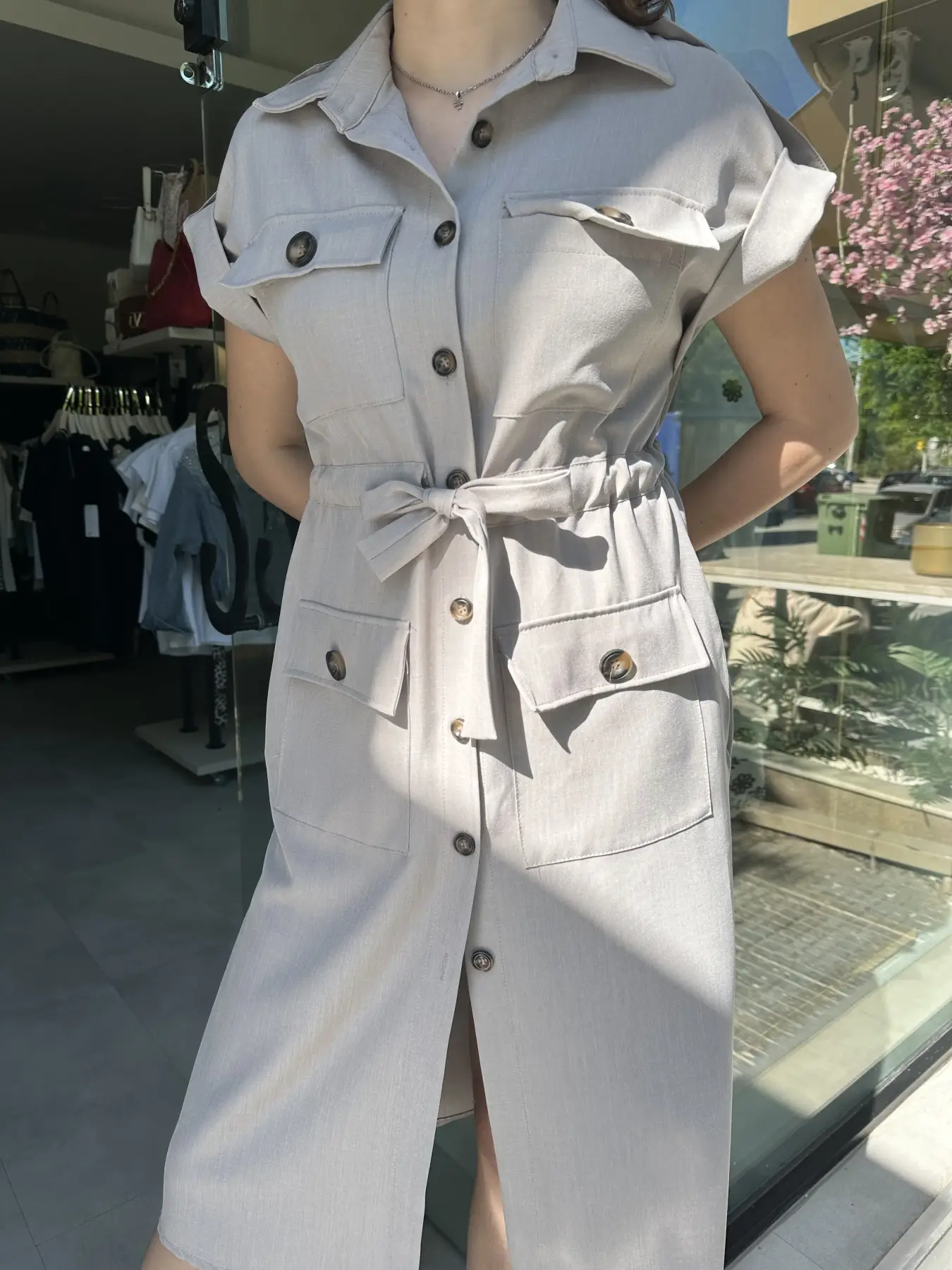 Φόρεμα με λάστιχο μπέζ-άμμου με κουμπιά