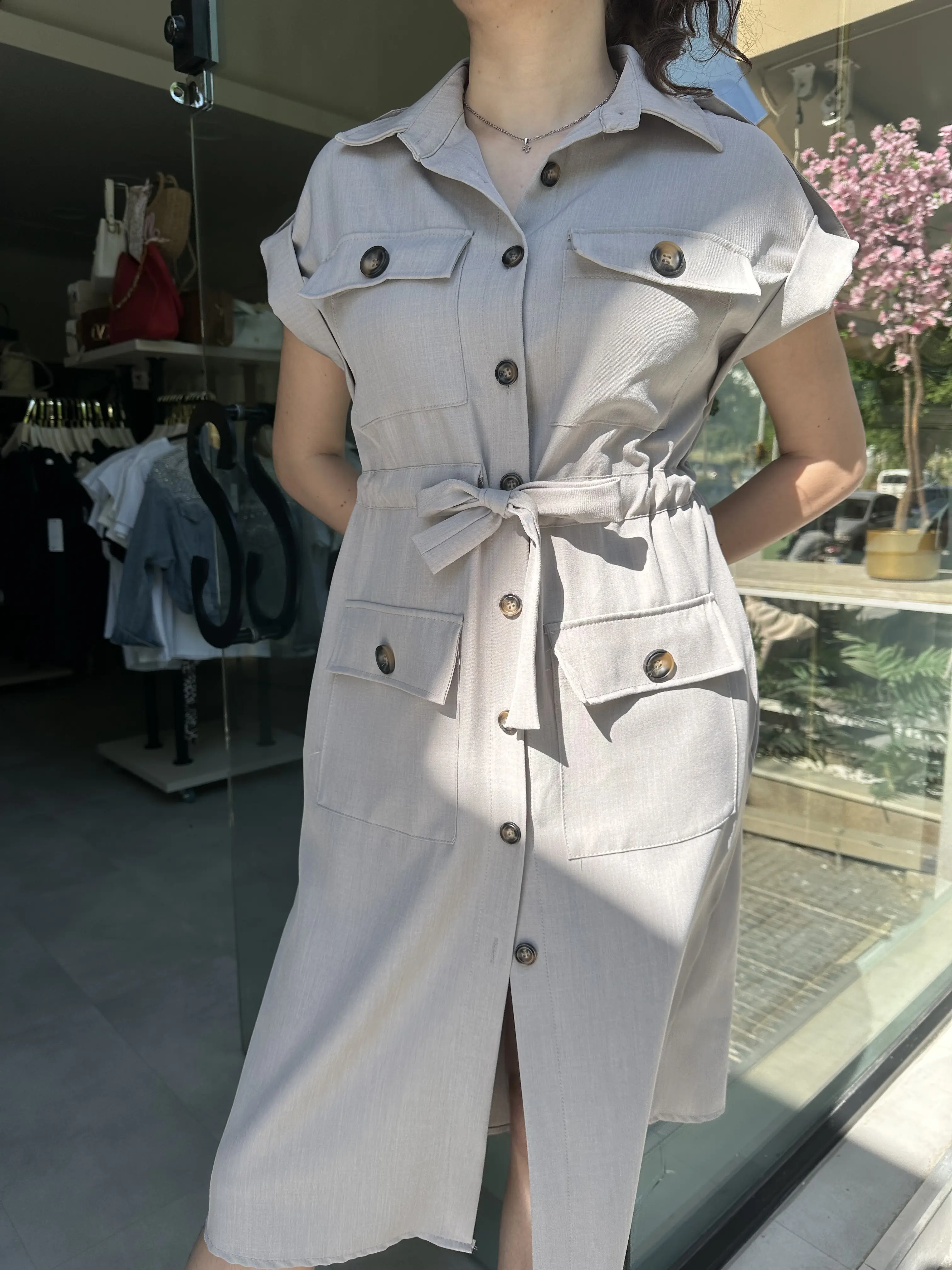 Φόρεμα με λάστιχο μπέζ-άμμου με κουμπιά