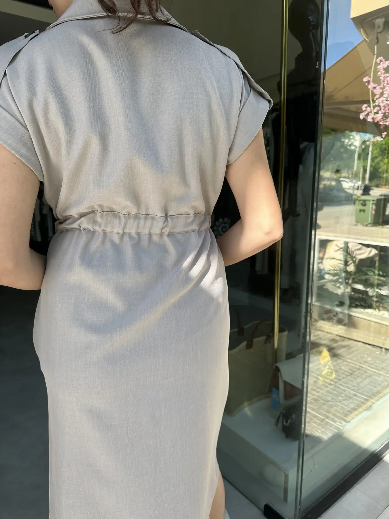 Φόρεμα με λάστιχο μπέζ-άμμου με κουμπιά