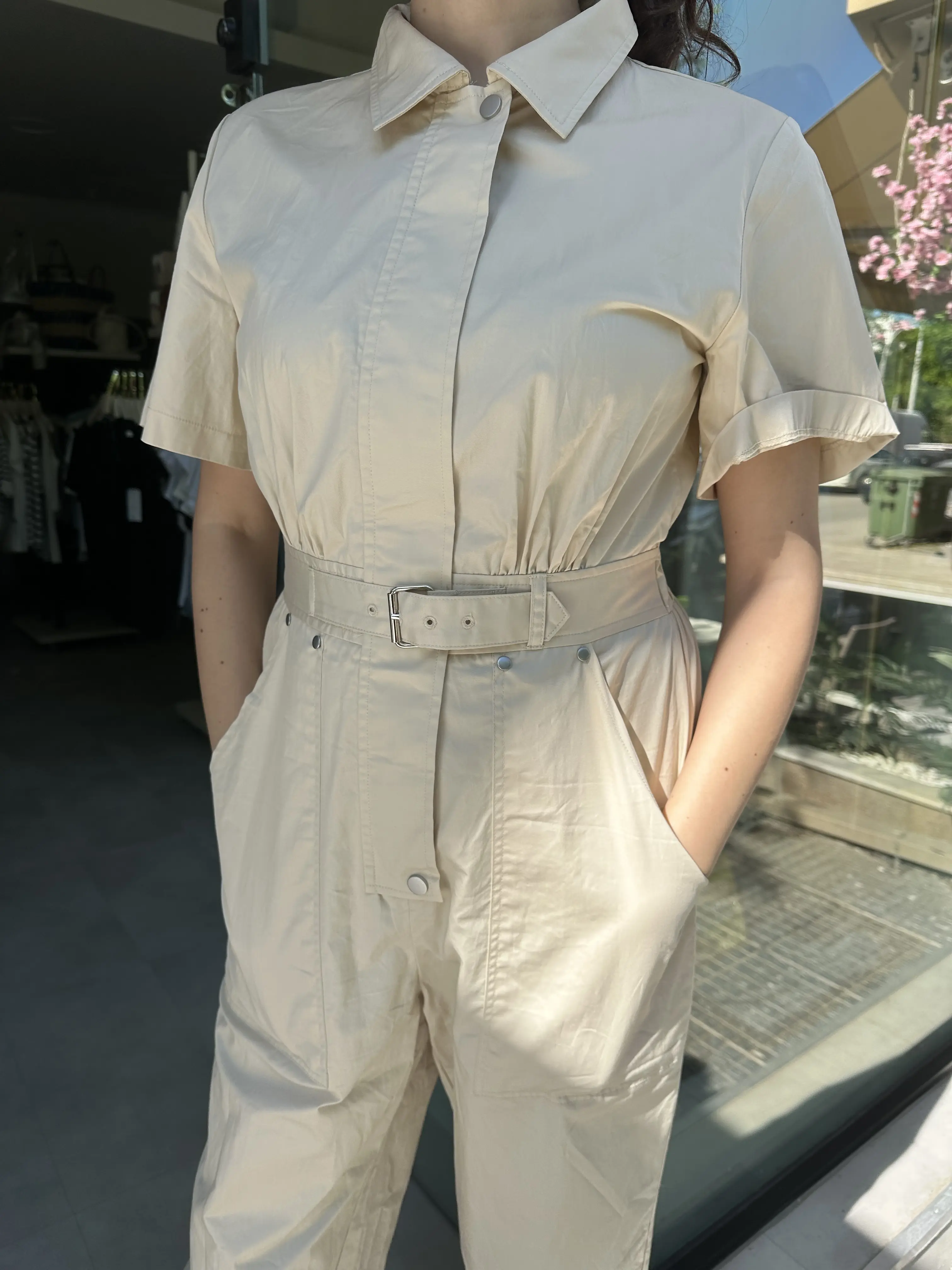 Ολόσωμη μπέζ φόρμα