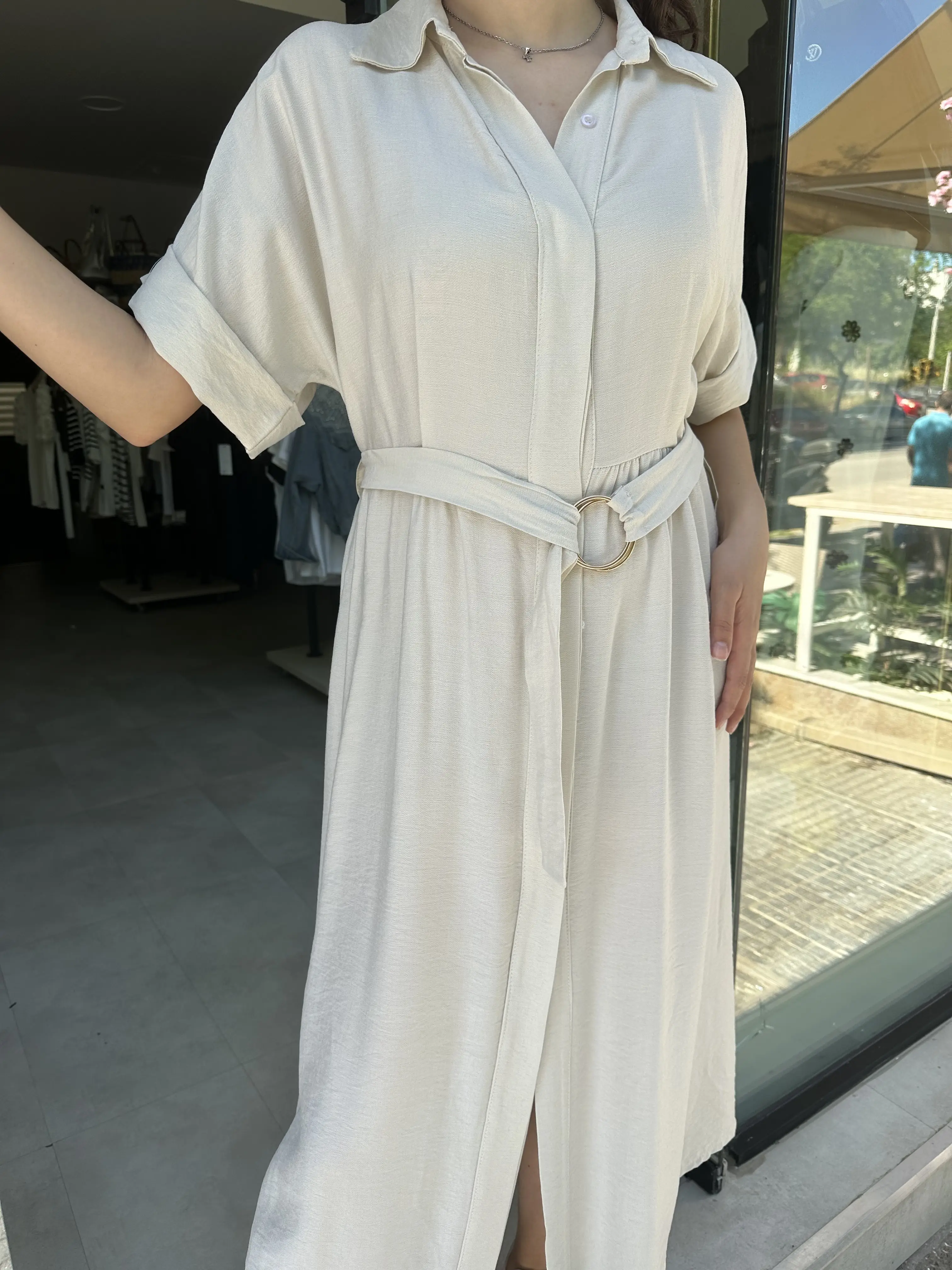 Φόρεμα μπέζ με ζώνη και χρυσή αγκράφα