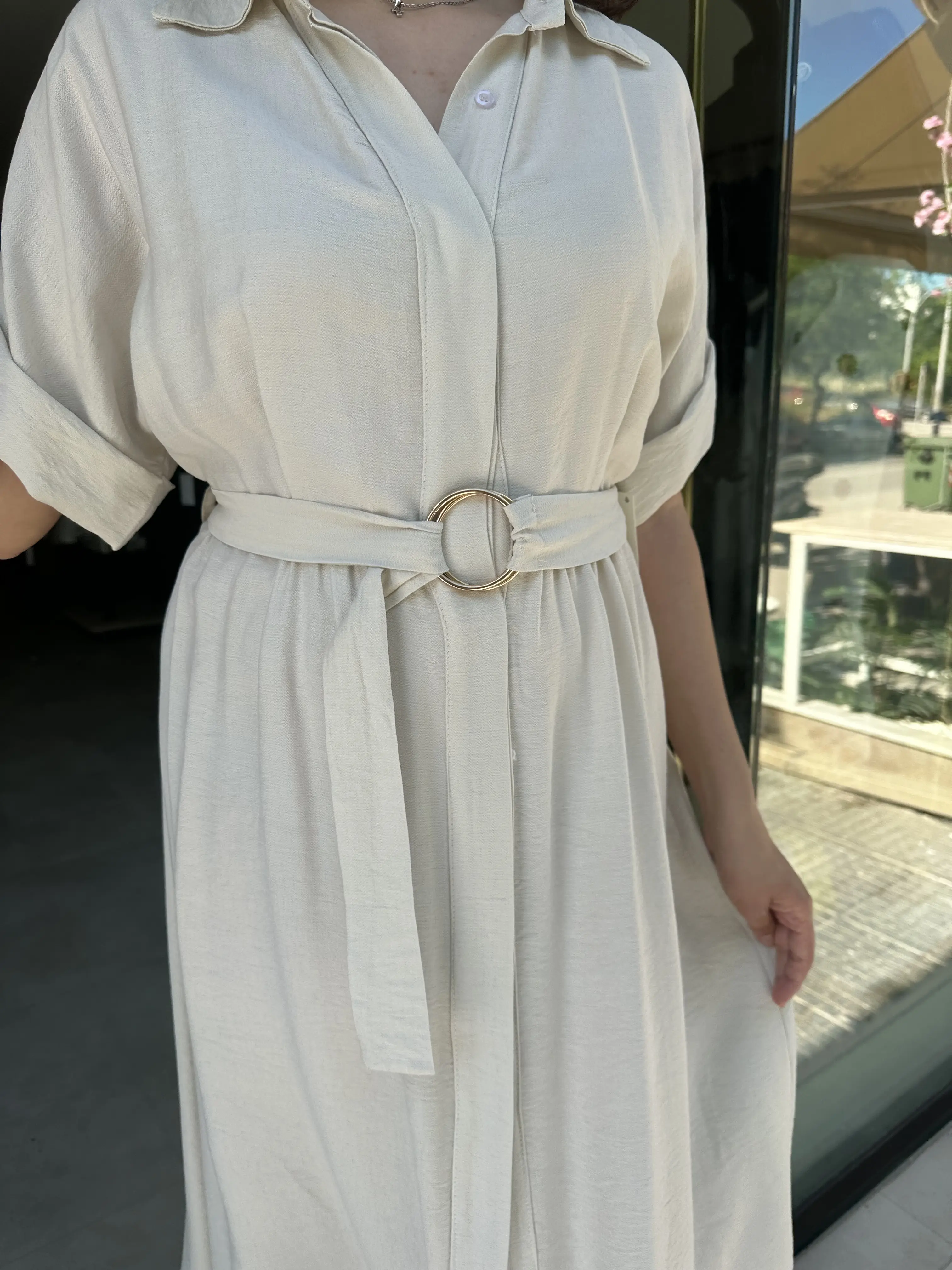 Φόρεμα μπέζ με ζώνη και χρυσή αγκράφα