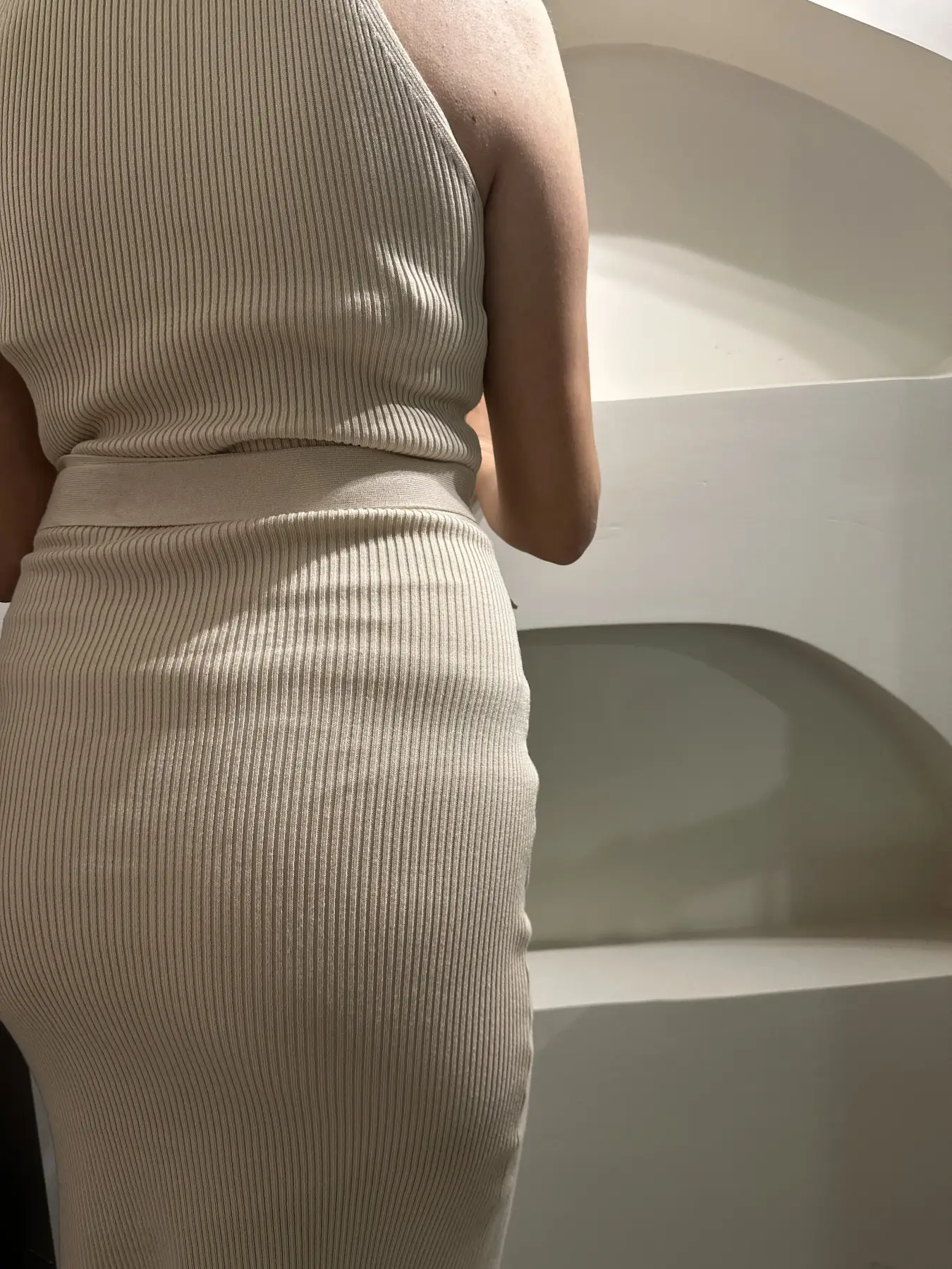 Φόρεμα μπέζ με πέρλες