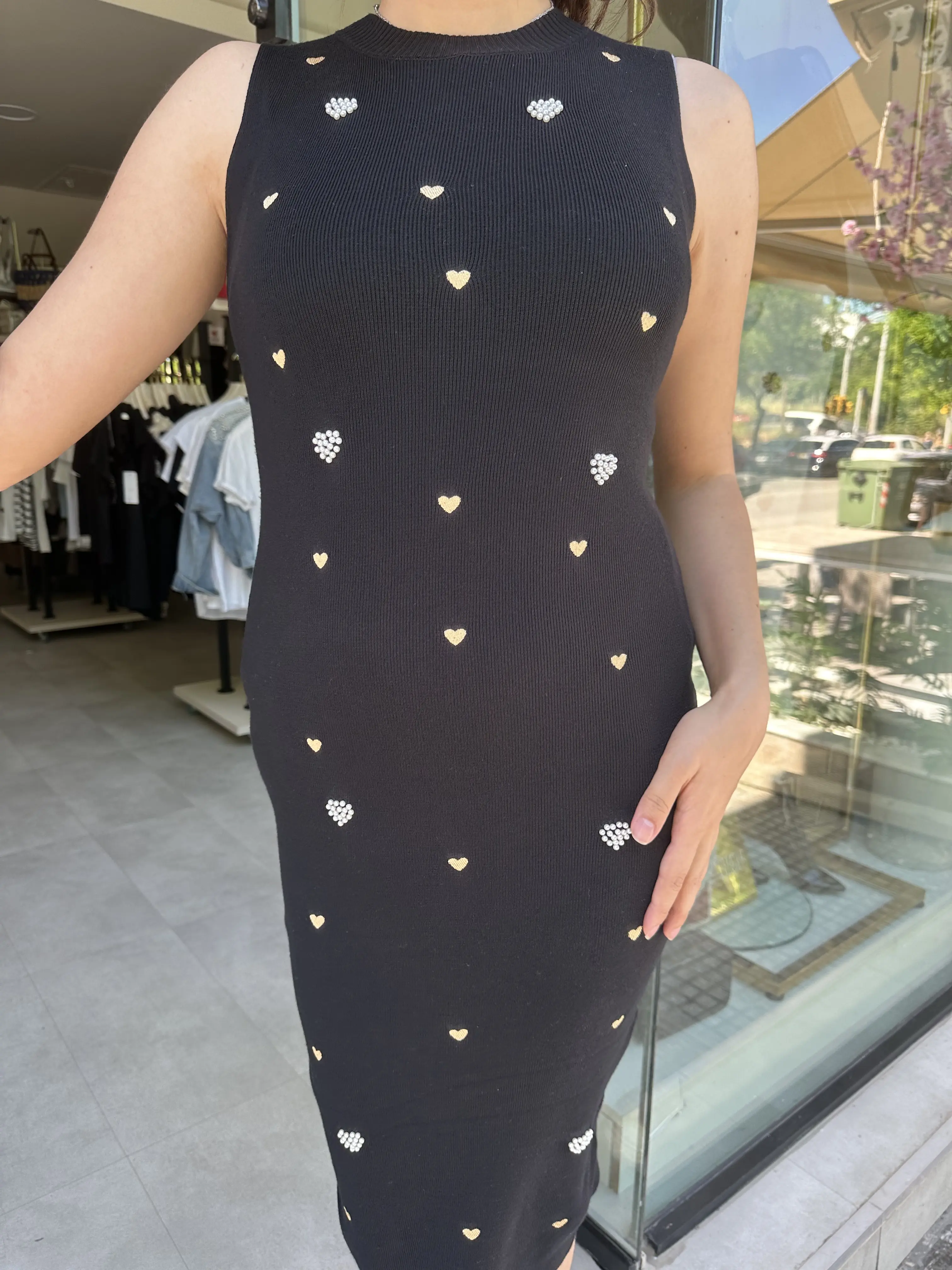 Φόρεμα μαύρο με πέρλες και καρδούλες