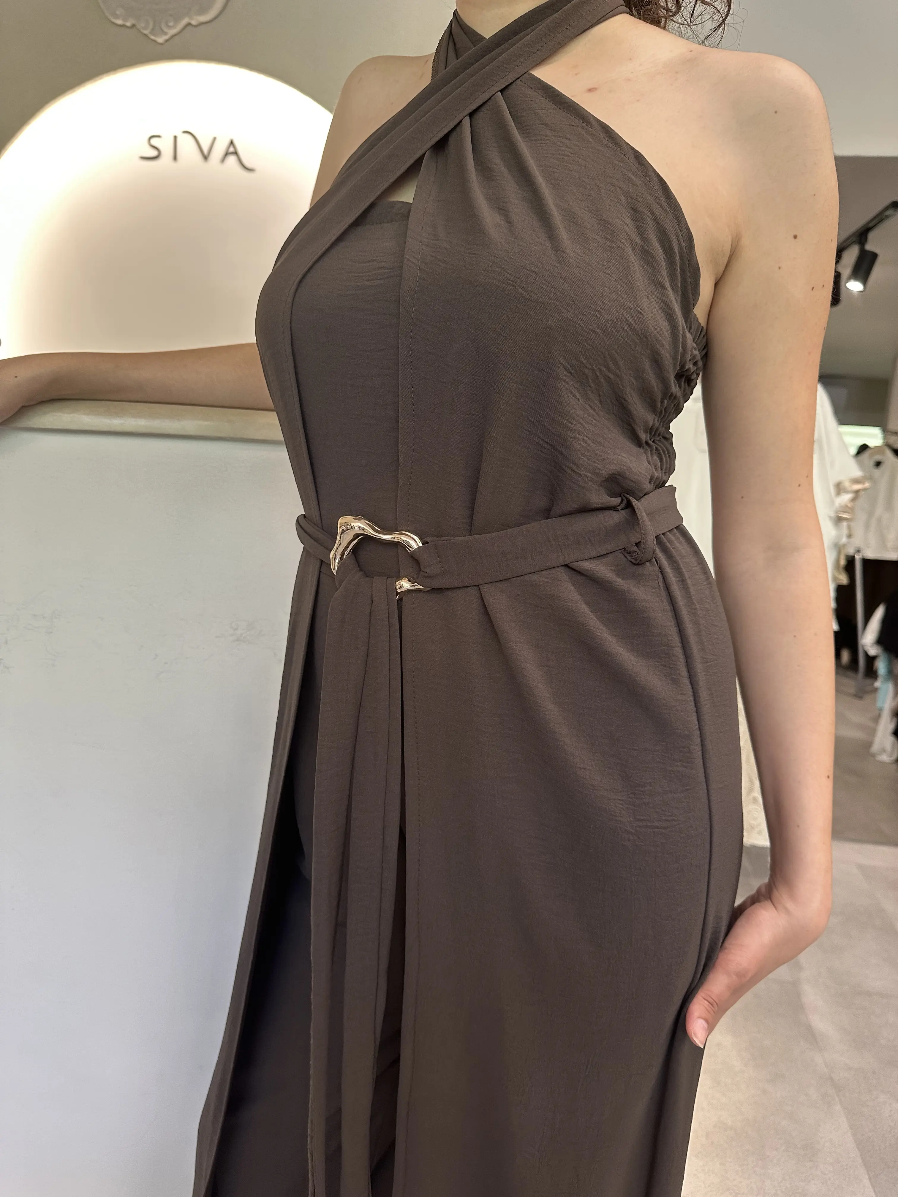 Φόρμα ολόσωμη καφέ σκούρο με χρυσή λεπτομέρεια