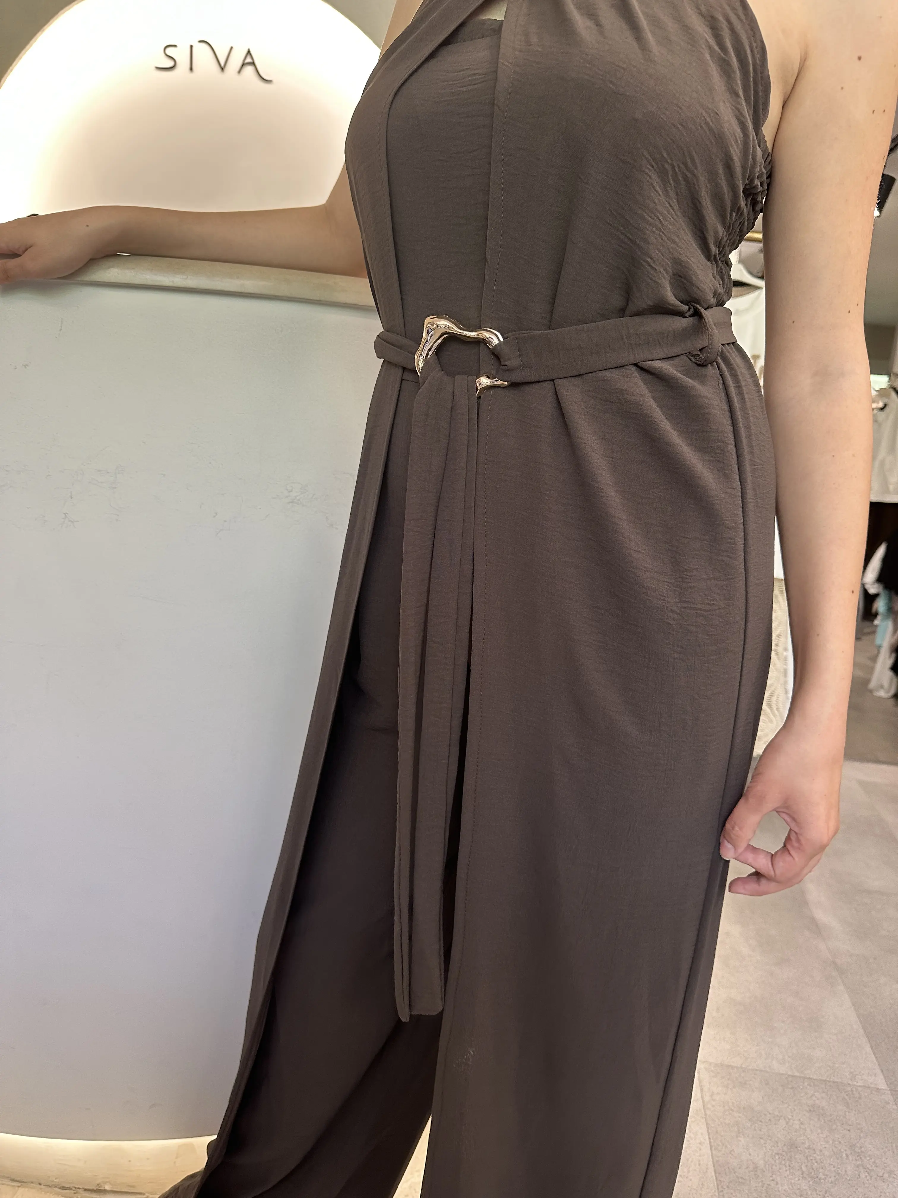 Φόρμα ολόσωμη καφέ σκούρο με χρυσή λεπτομέρεια