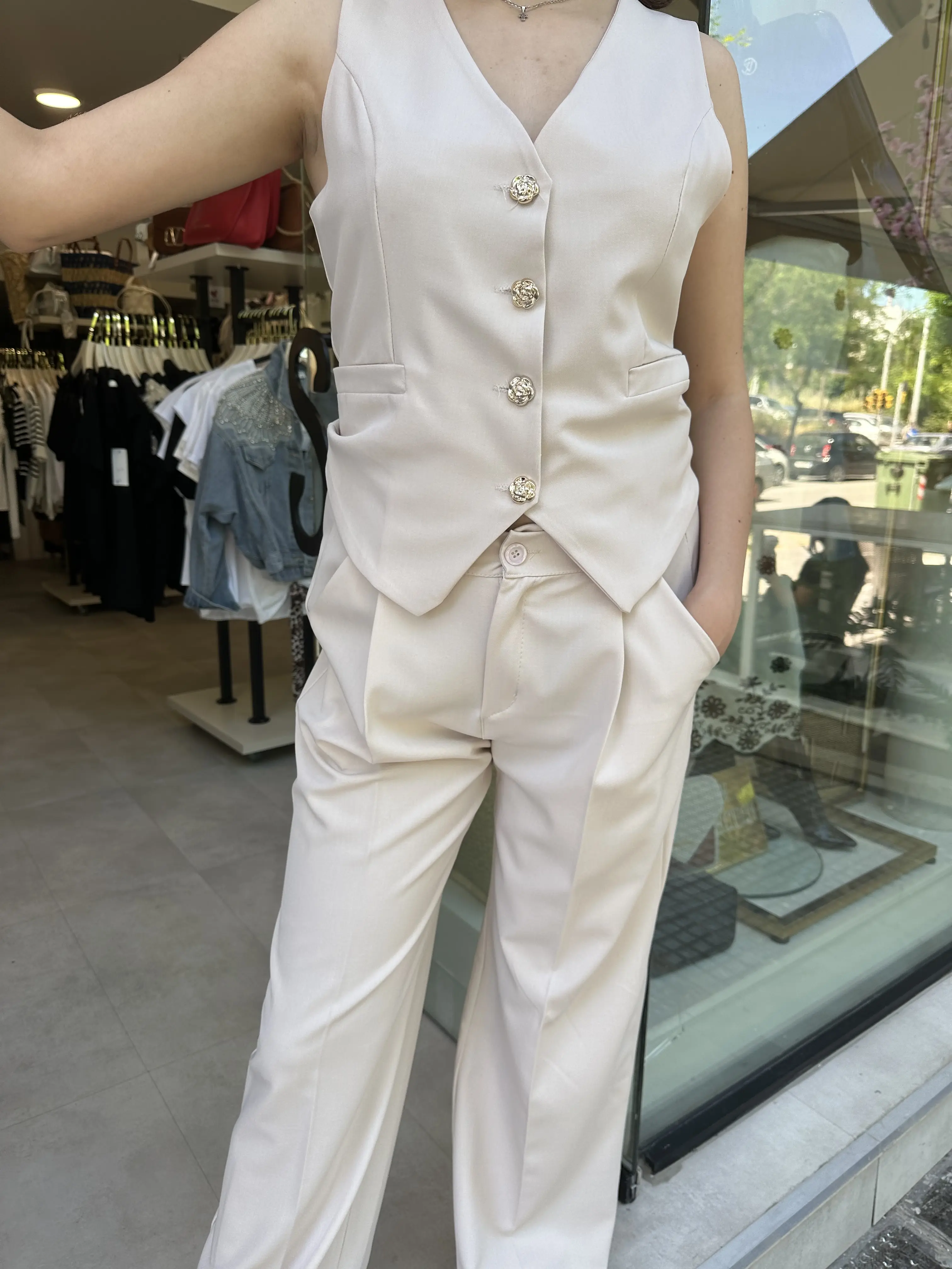 Σετ Γιλέκο Μπεζ με Χρυσά Κουμπιά Λουλουδάκια