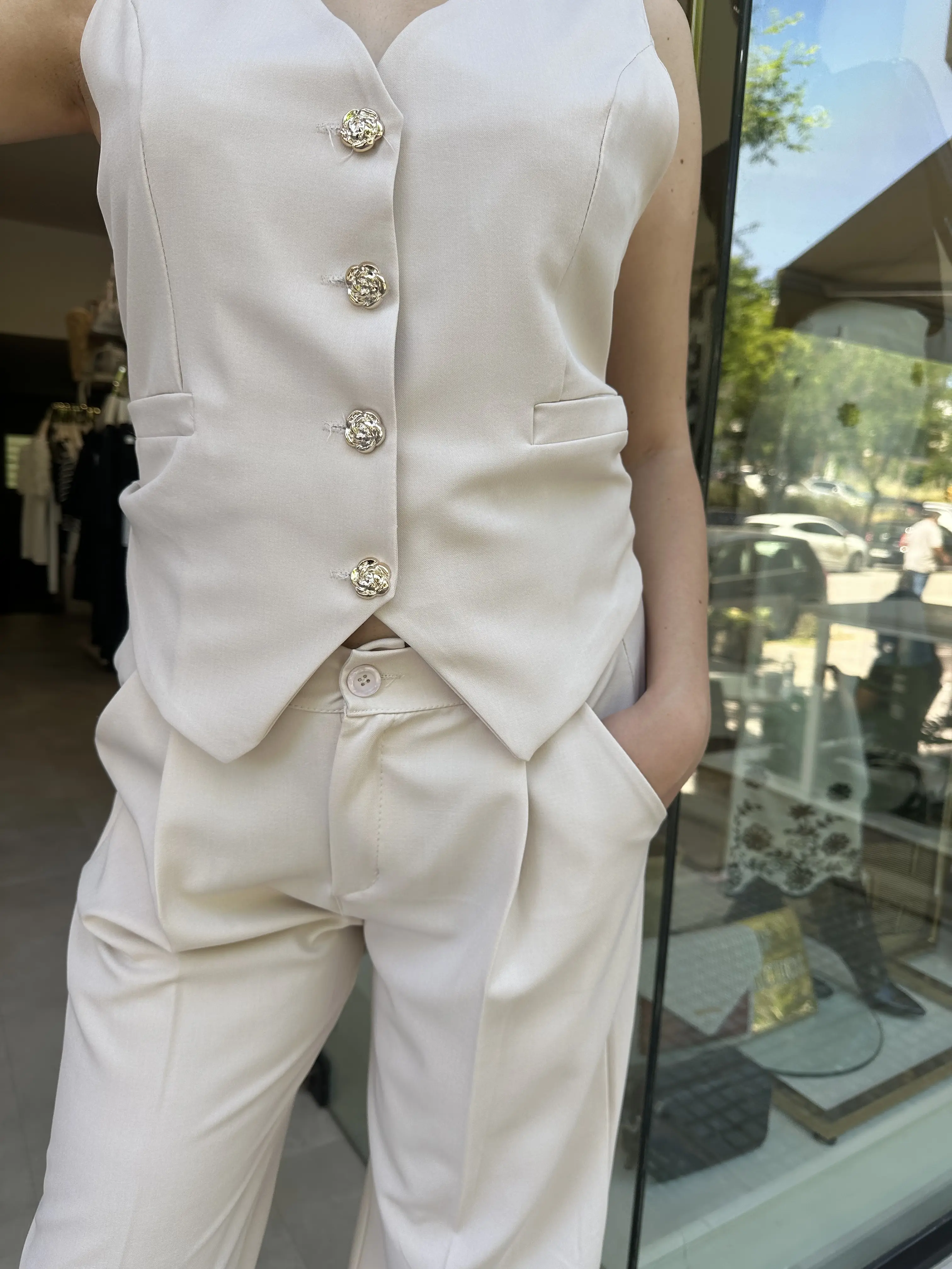 Σετ Γιλέκο Μπεζ με Χρυσά Κουμπιά Λουλουδάκια