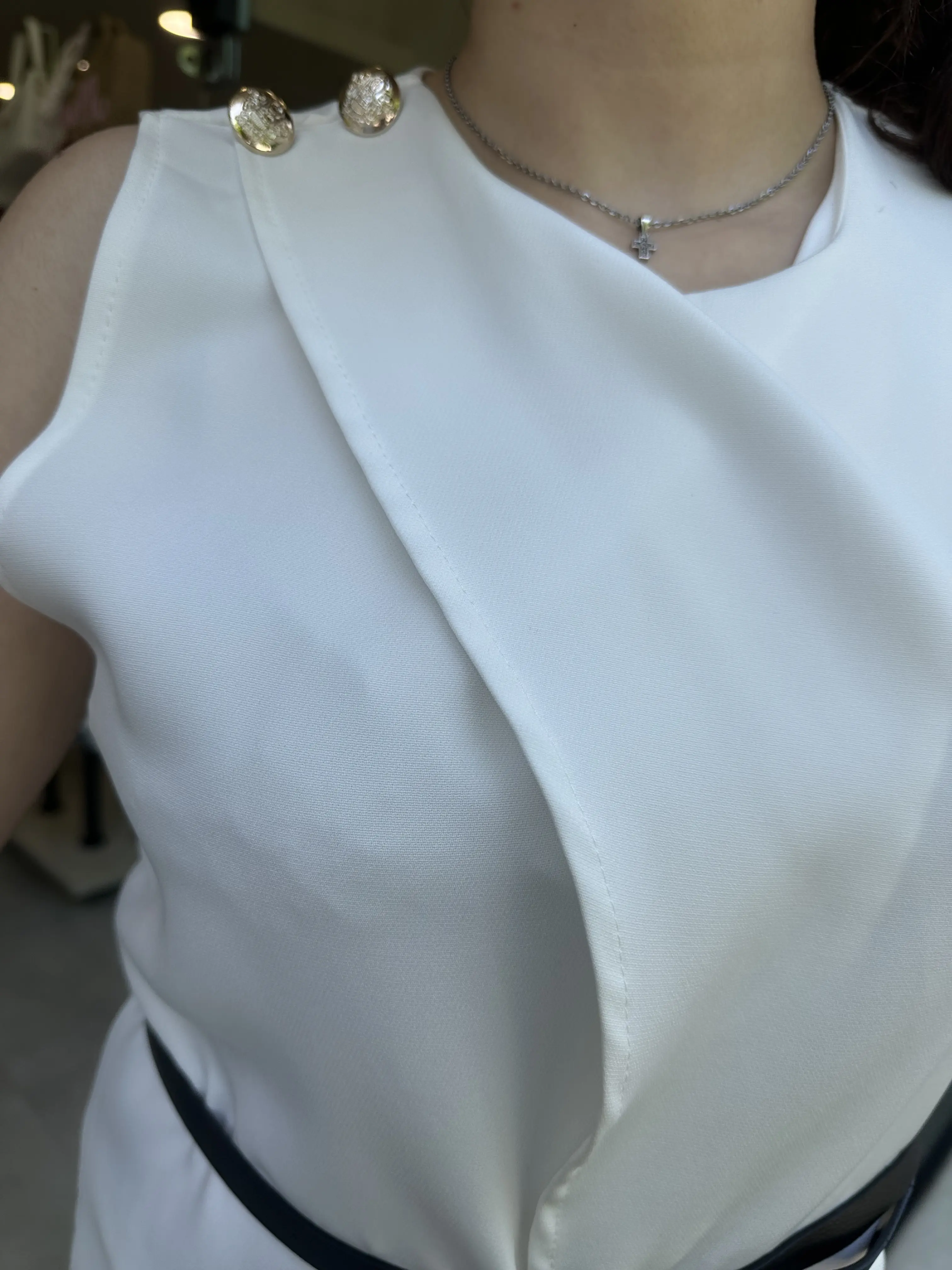 Σετ Λευκό Ασύμμετρο με Ζώνη και Χρυσά Κουμπιά