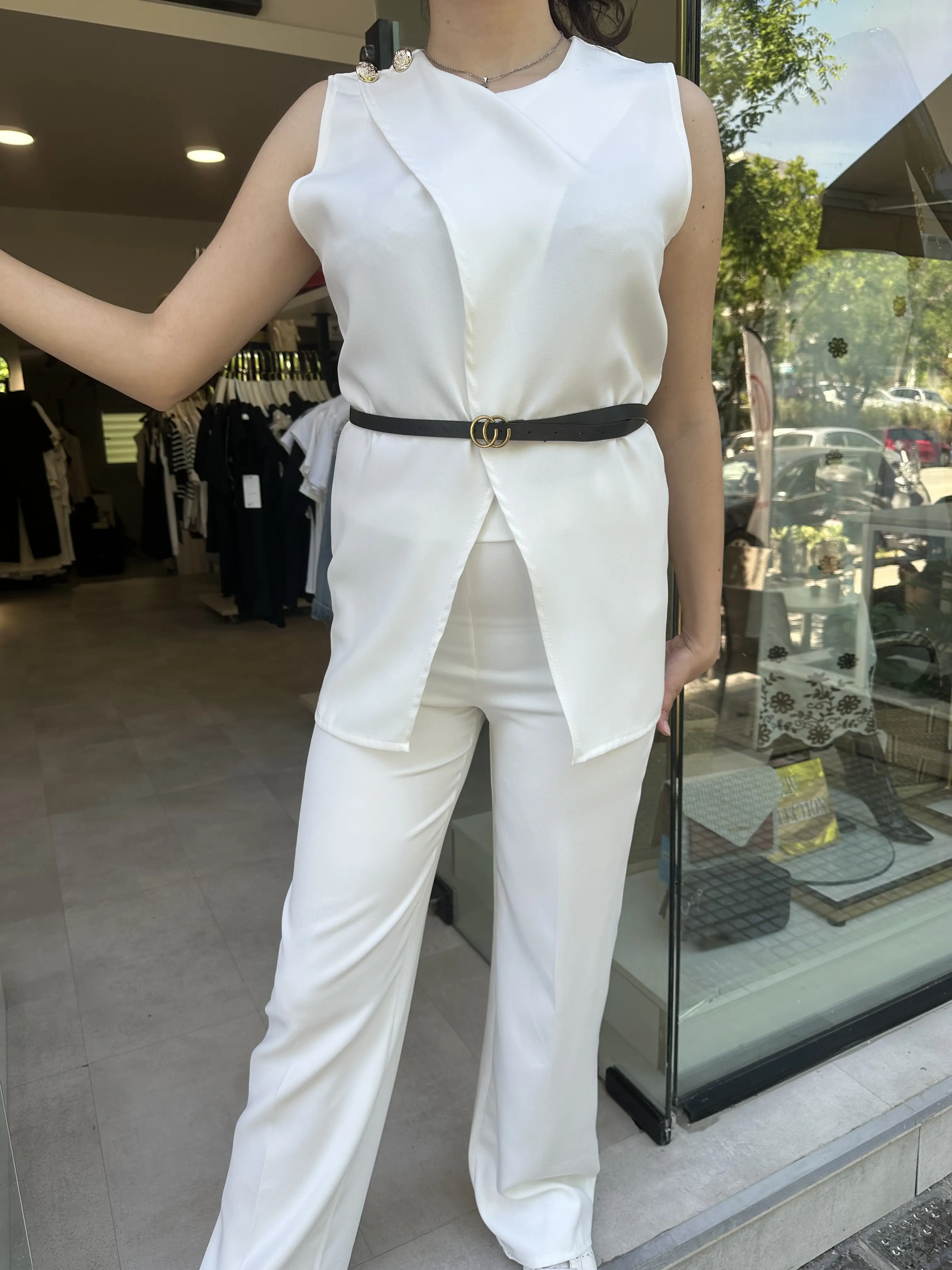 Σετ Λευκό Ασύμμετρο με Ζώνη και Χρυσά Κουμπιά