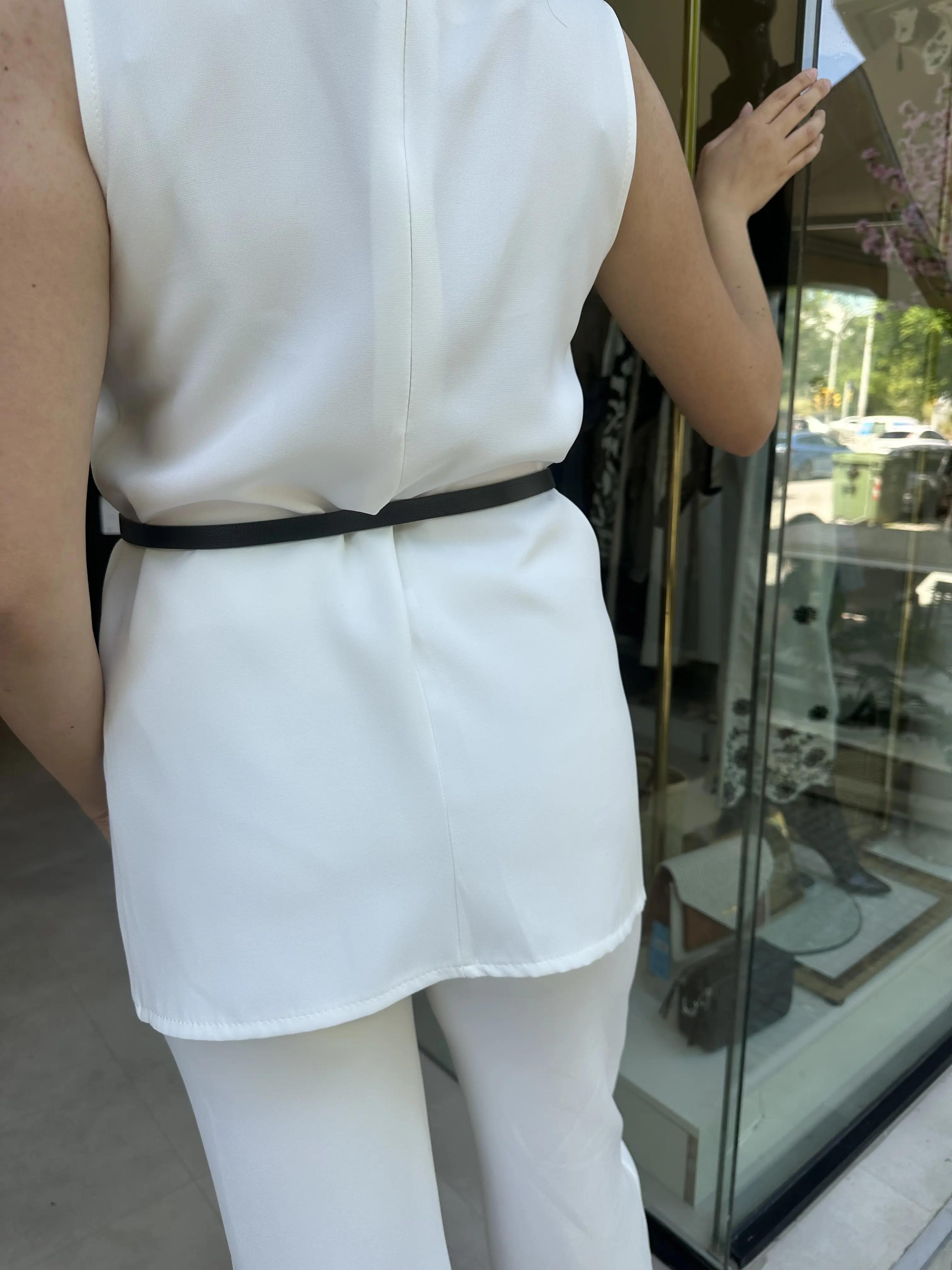 Σετ Λευκό Ασύμμετρο με Ζώνη και Χρυσά Κουμπιά