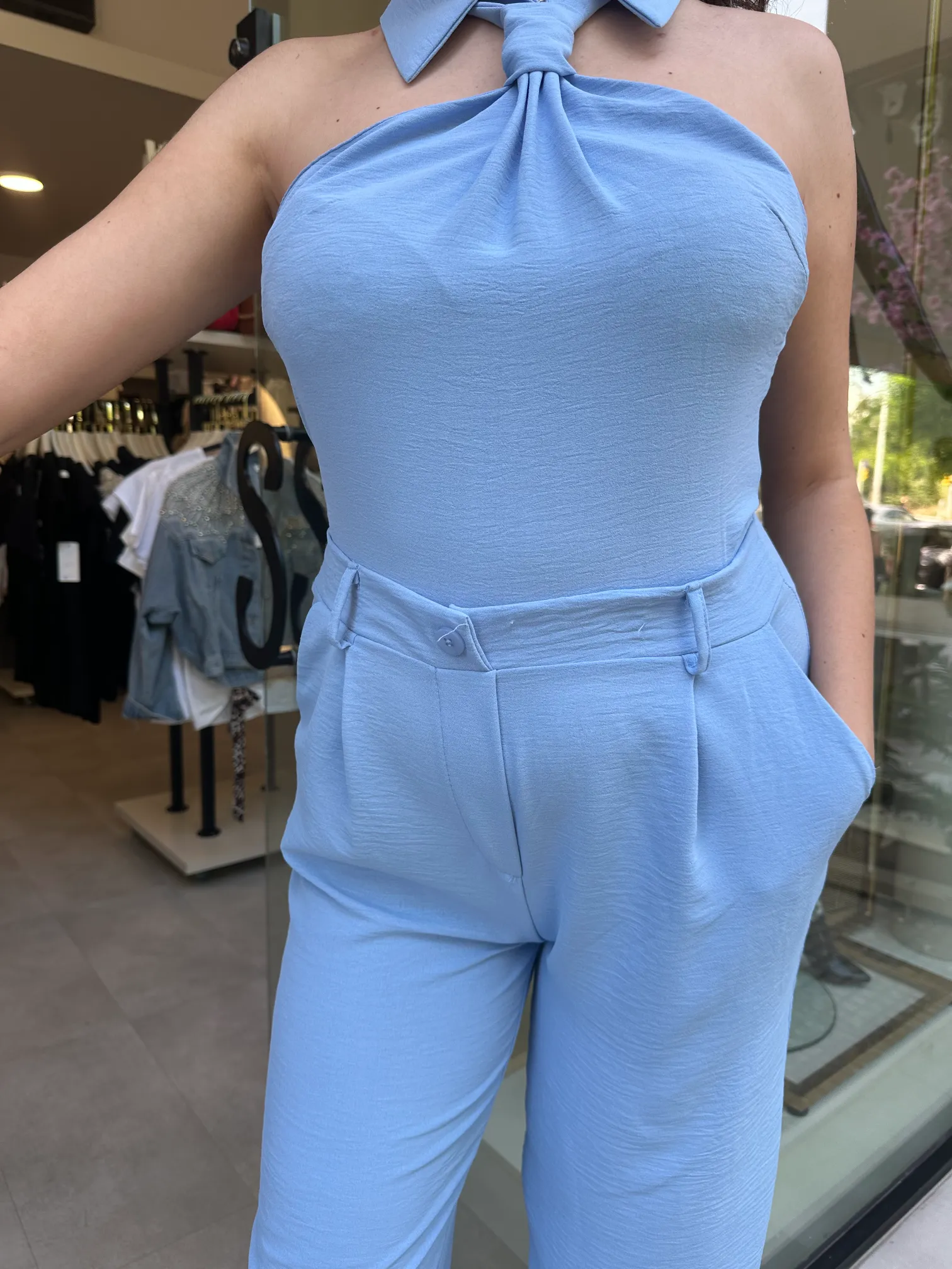 Γαλάζια Ολόσωμη Φόρμα με Ιδιαίτερο Δέσιμο στον Λαιμό