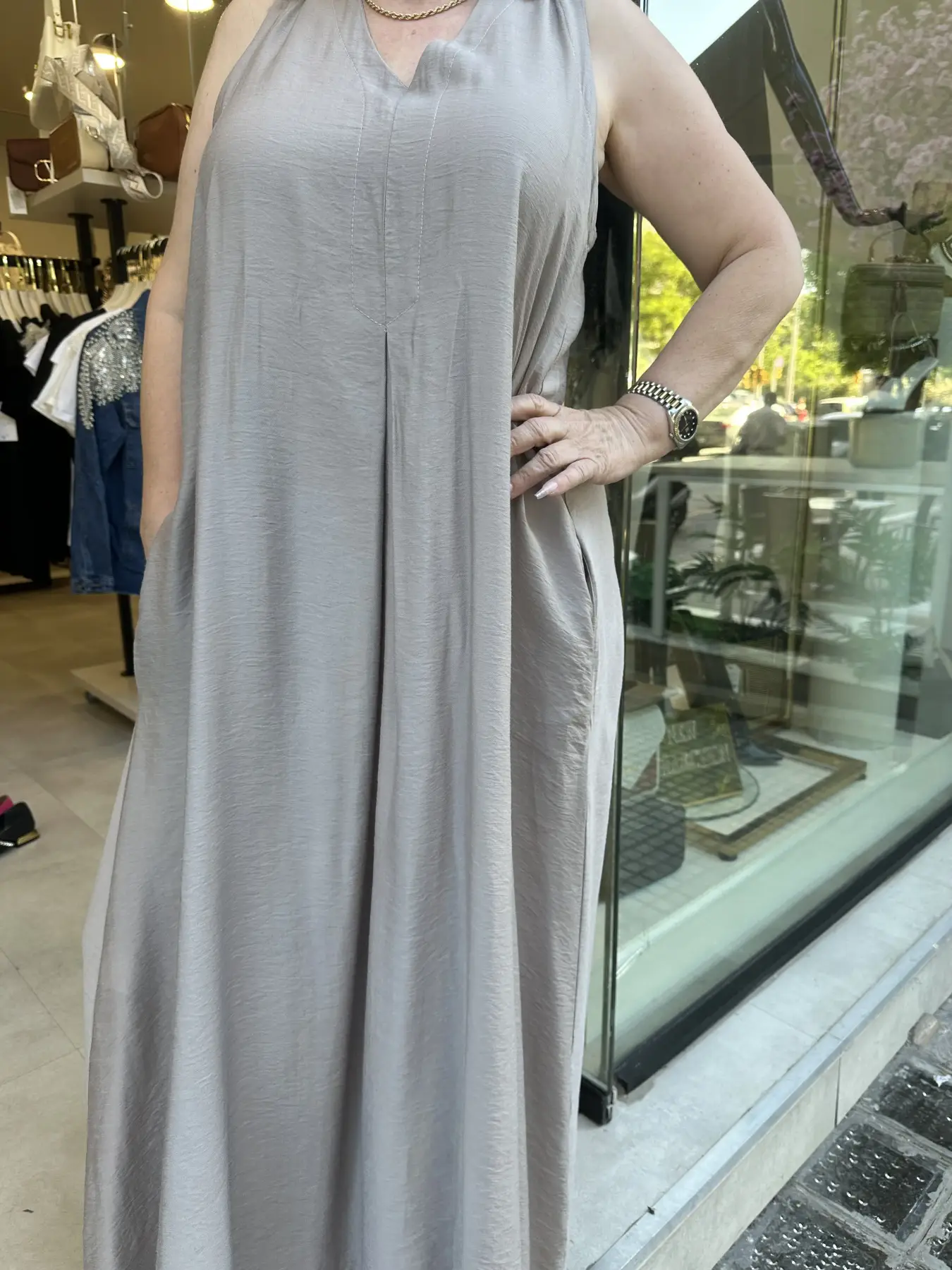 Μπεζ Φόρεμα σε Άνετη Γραμμή