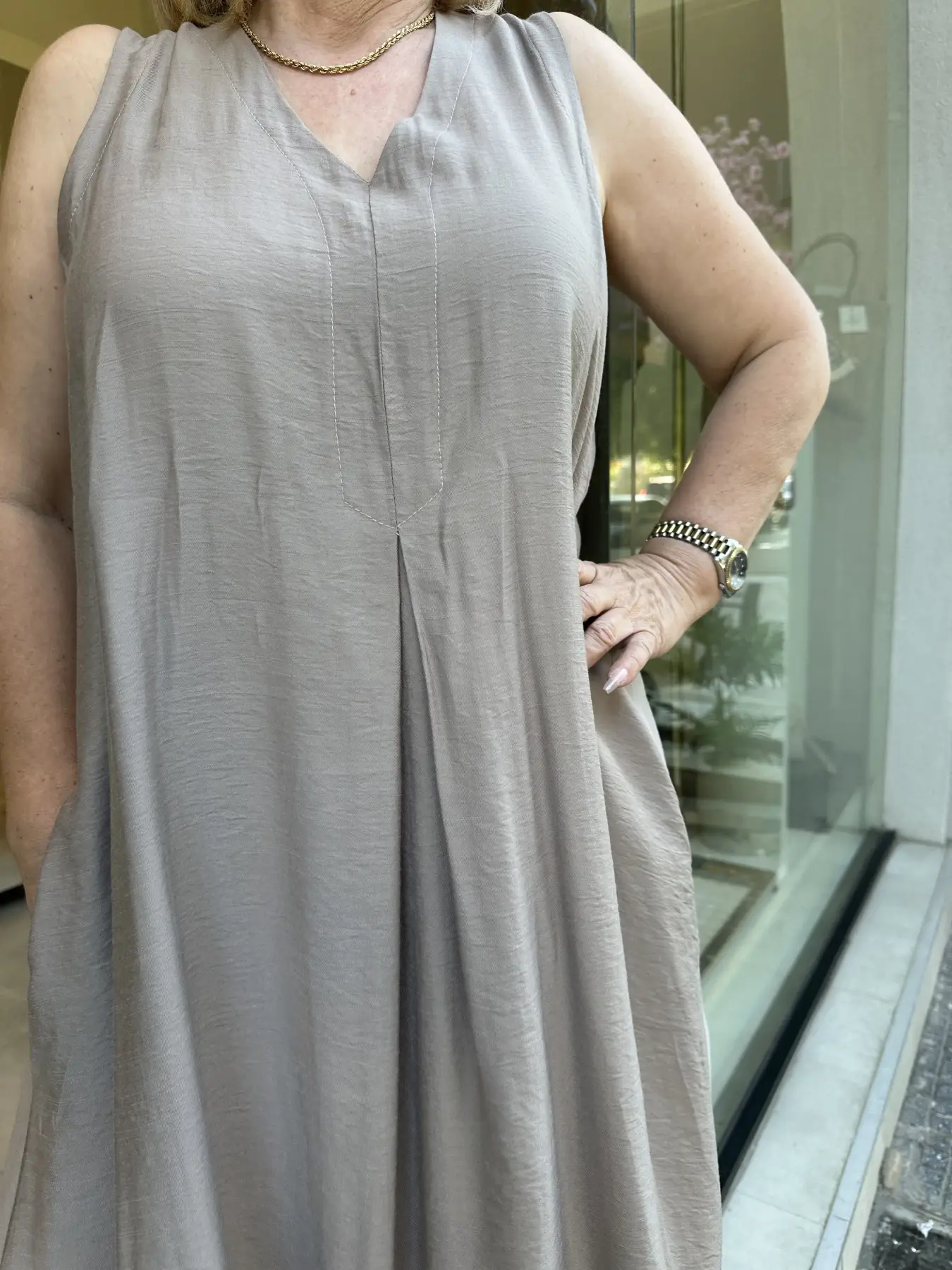 Μπεζ Φόρεμα σε Άνετη Γραμμή