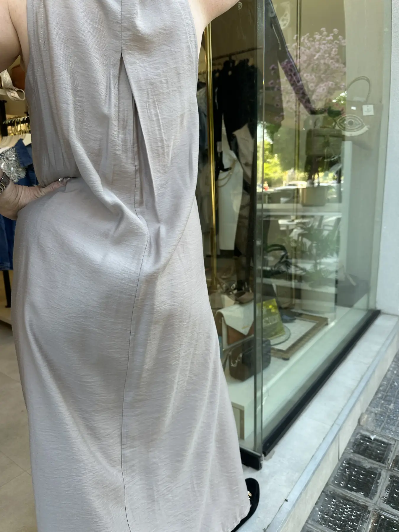 Μπεζ Φόρεμα σε Άνετη Γραμμή