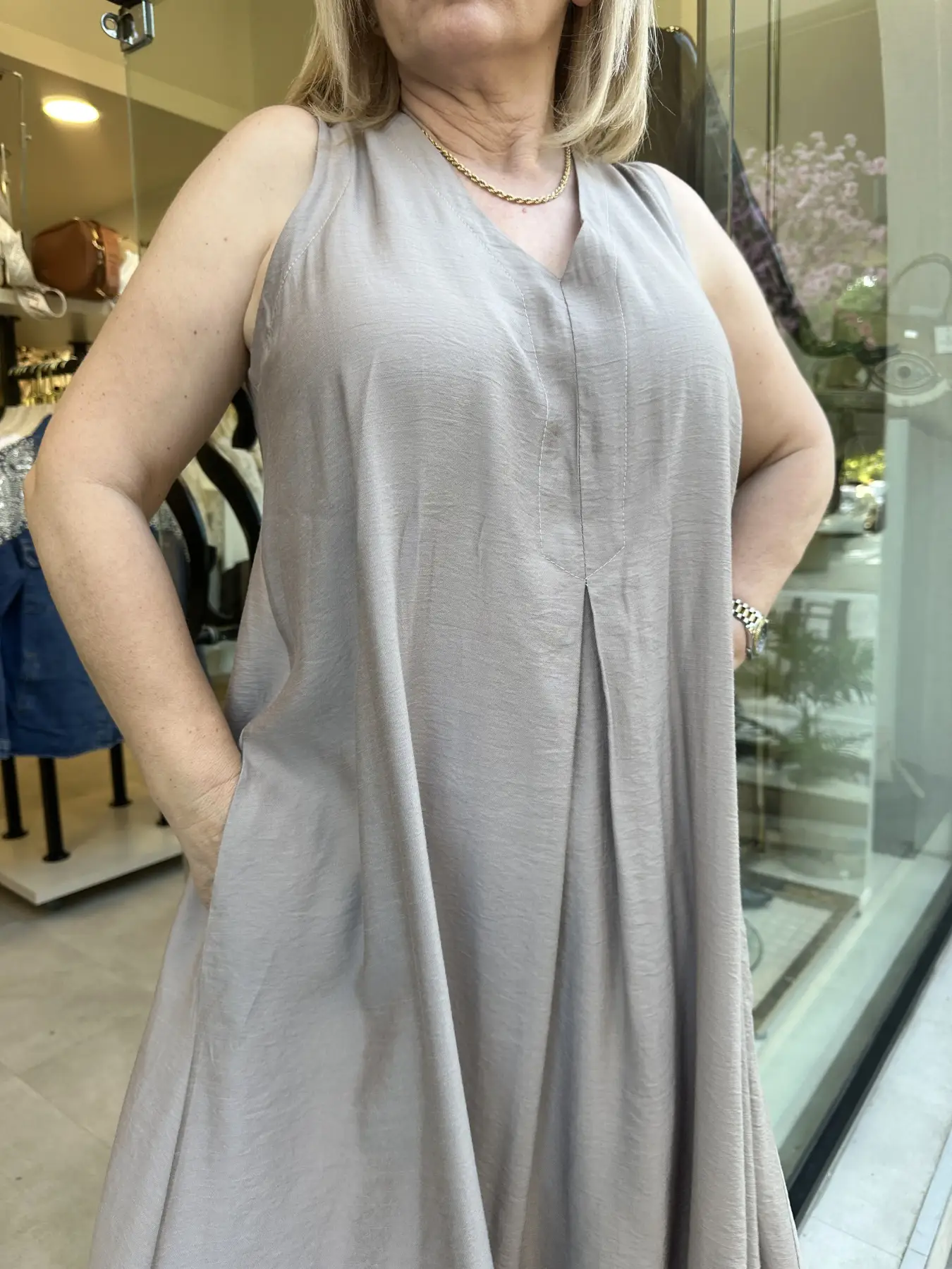 Μπεζ Φόρεμα σε Άνετη Γραμμή