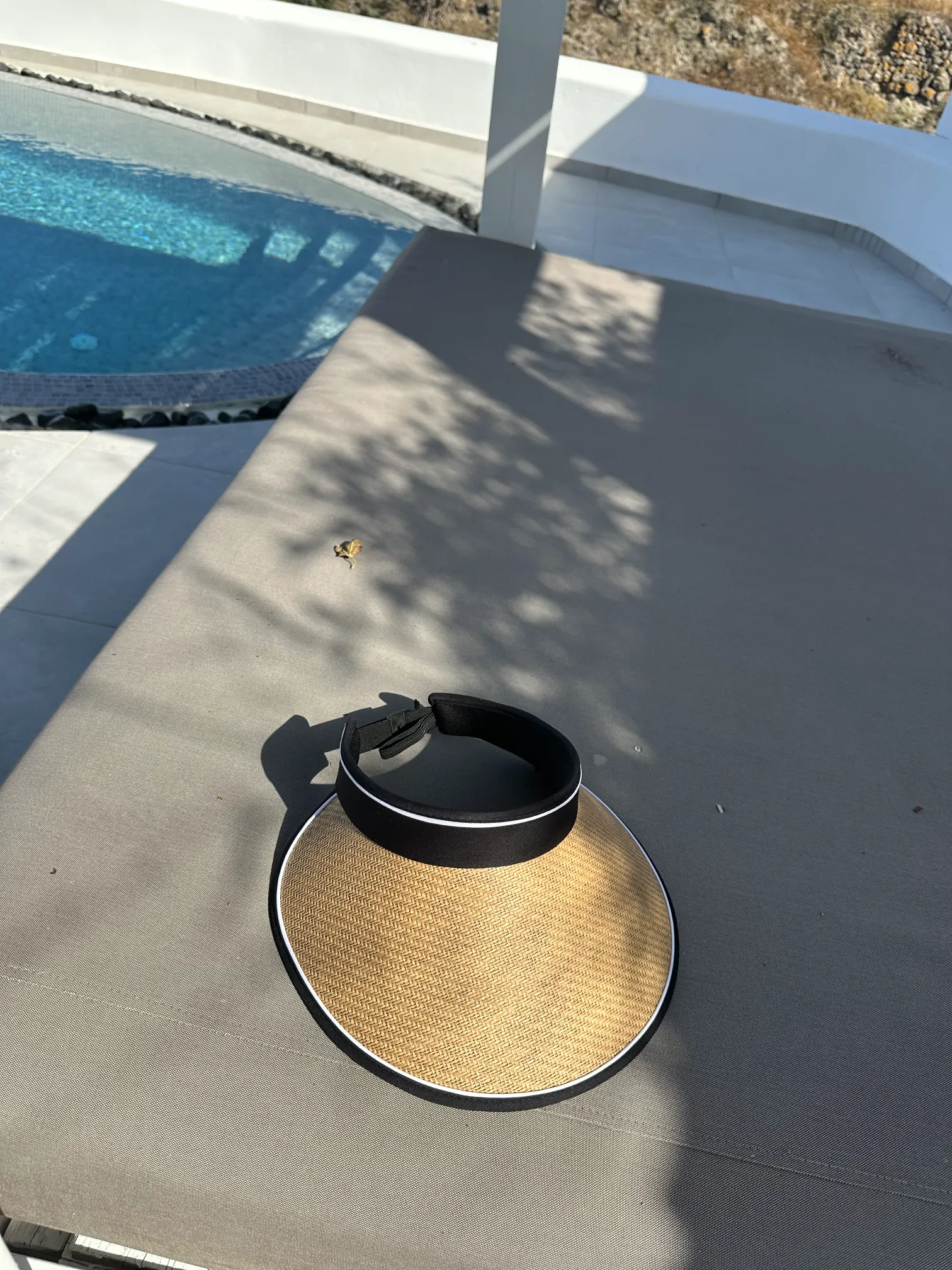 ανοιχτό καπέλο μπέζ σκούρο ψάθινο