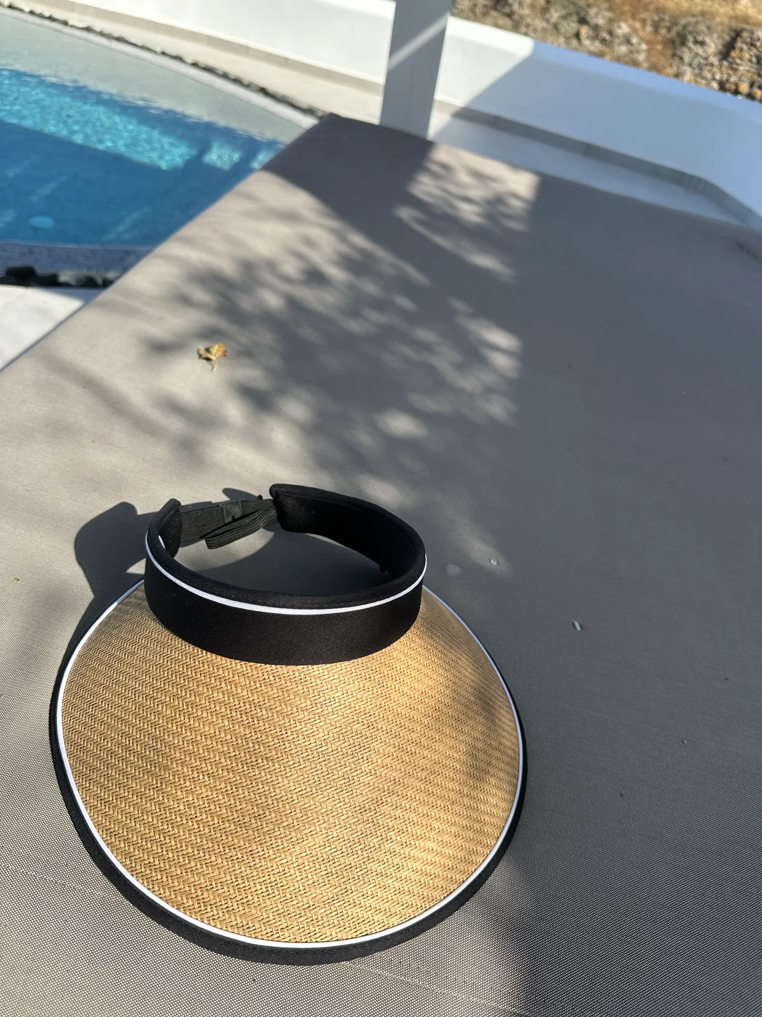 ανοιχτό καπέλο μπέζ σκούρο ψάθινο