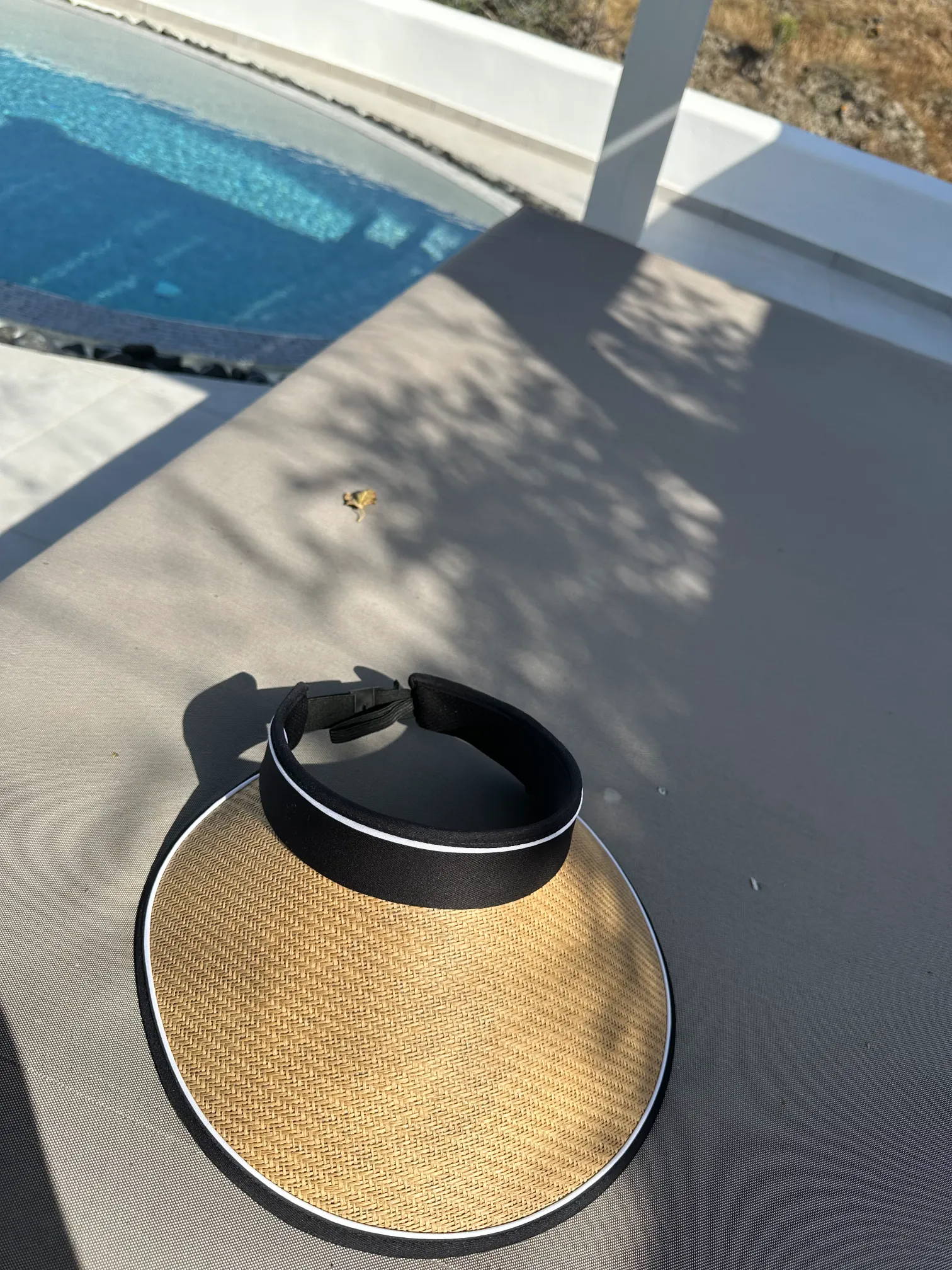 ανοιχτό καπέλο μπέζ σκούρο ψάθινο