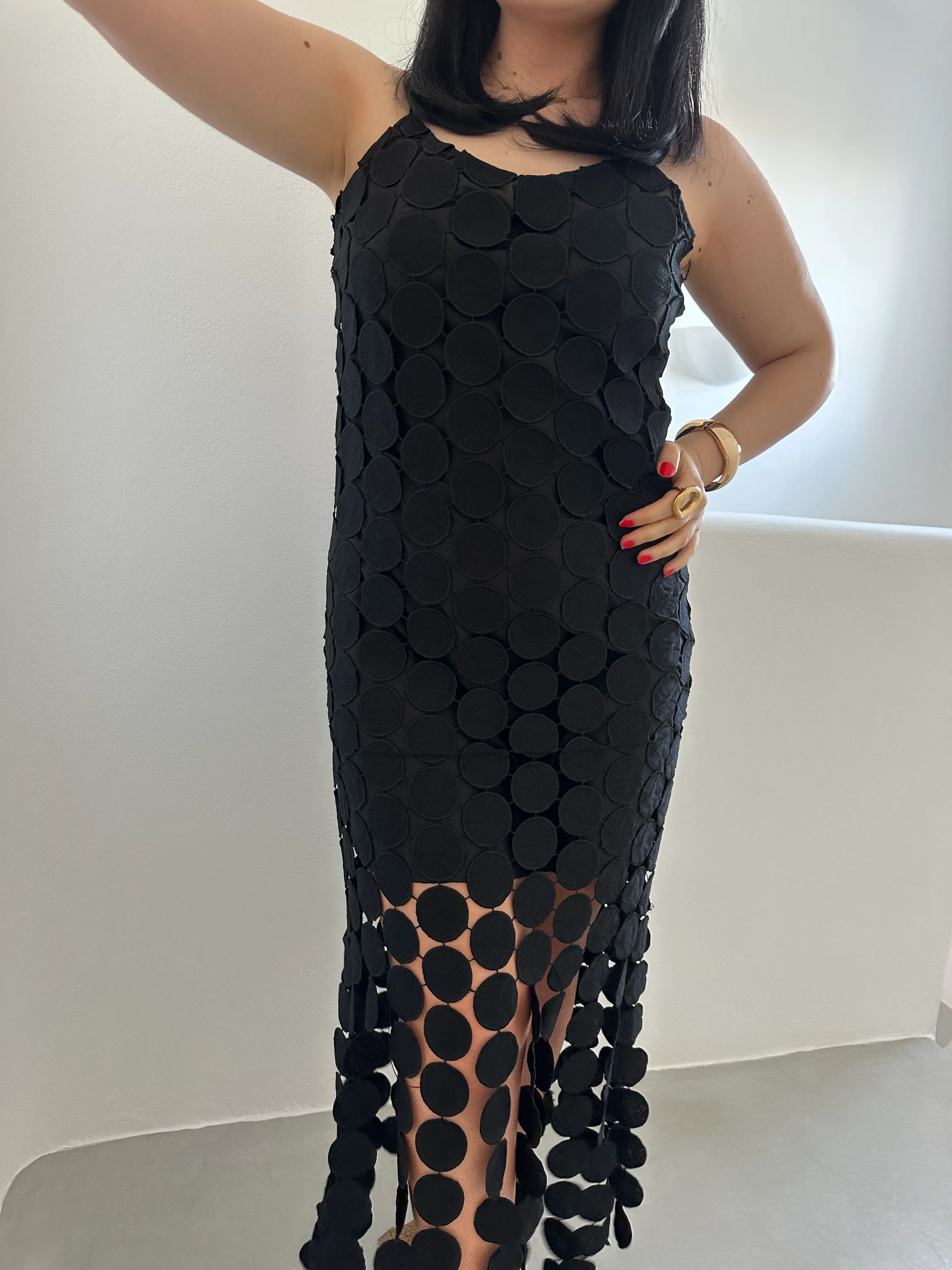 μαύρο φόρεμα με ιδιαίτερο τελείωμα