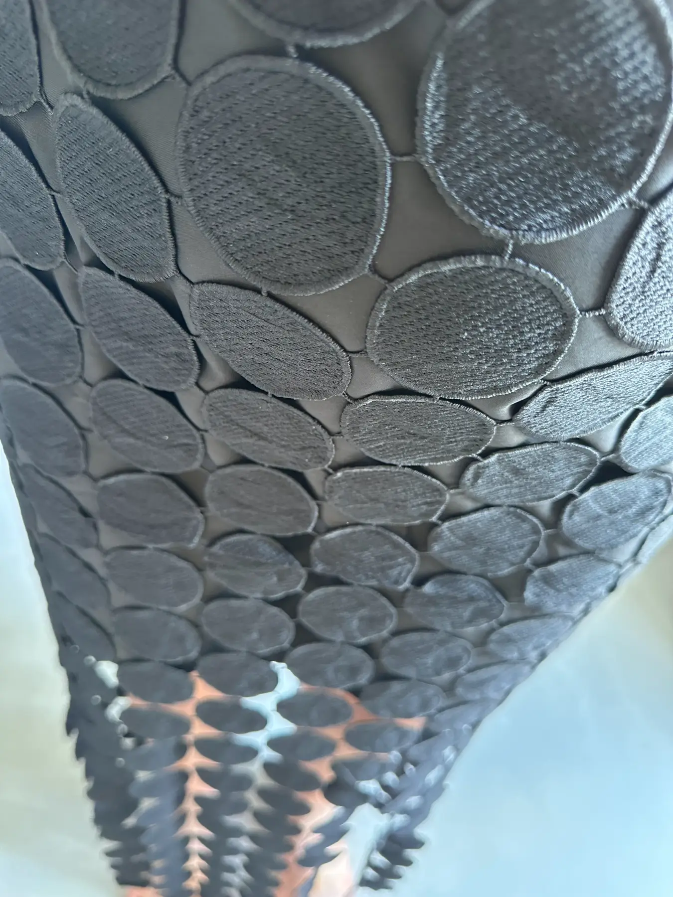 μαύρο φόρεμα με ιδιαίτερο τελείωμα