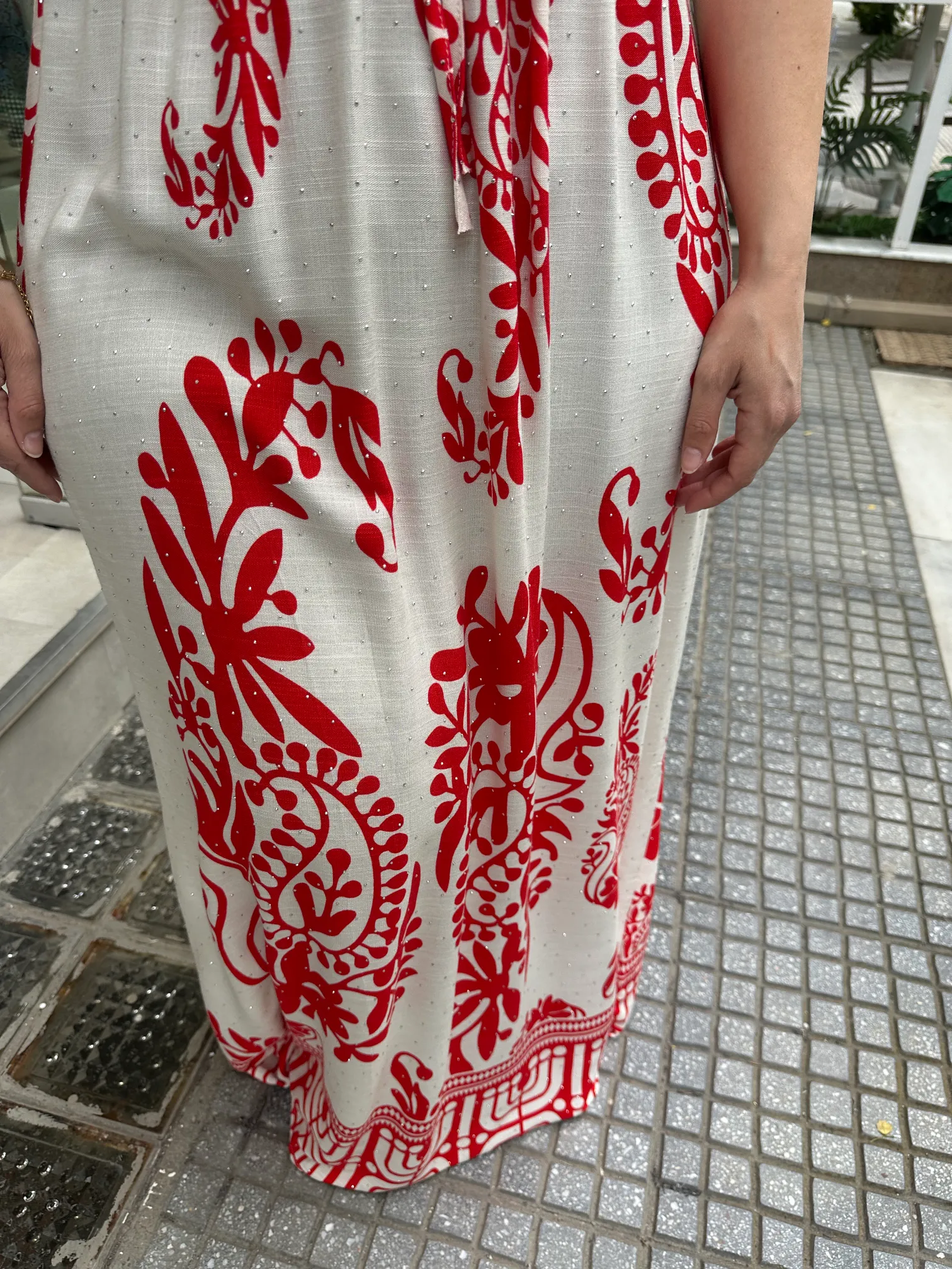 Μάξι Φόρεμα με Κόκκινα Σχέδια και Στρας