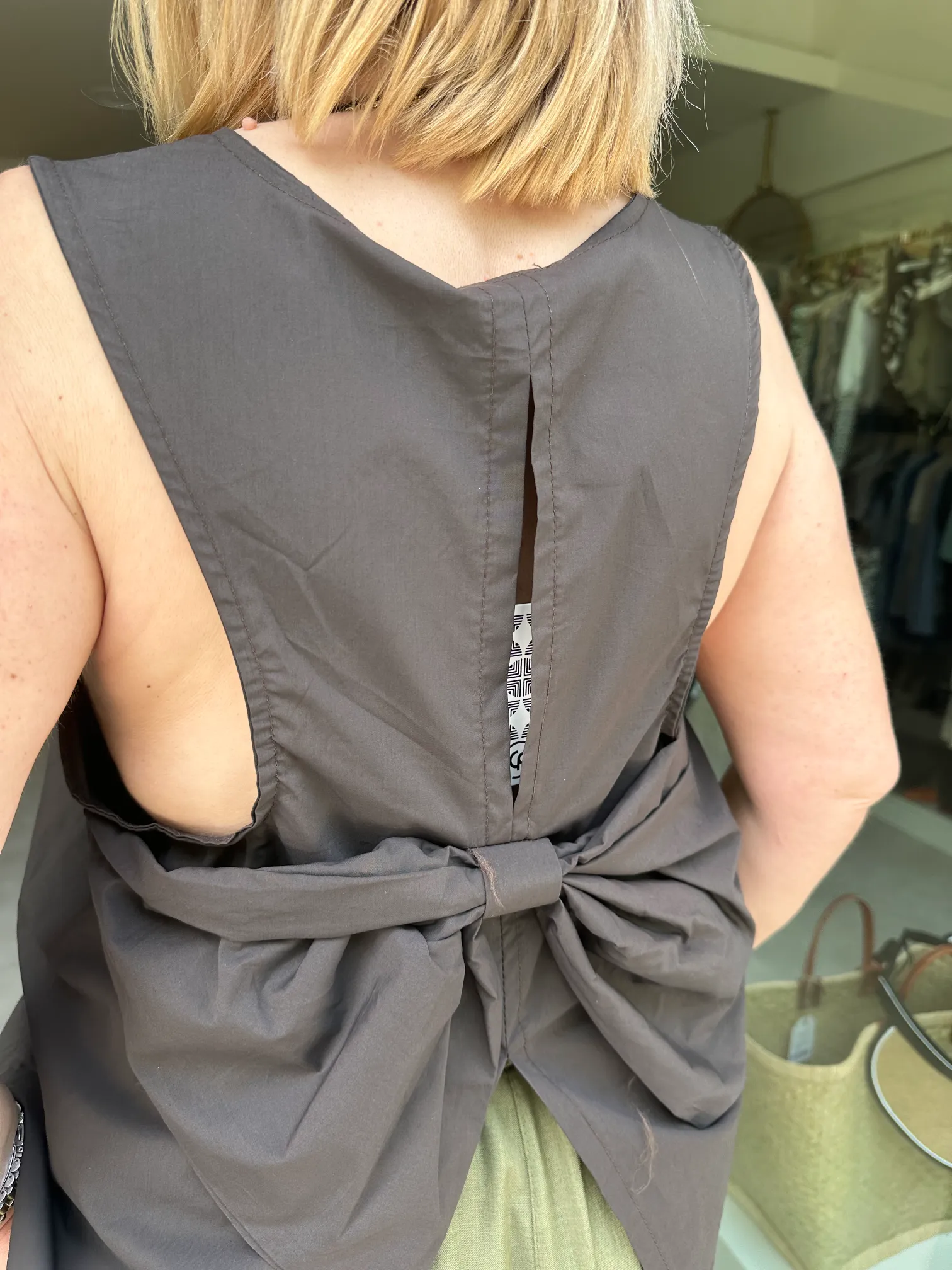 Καφέ Μπλούζα με Φιόγκο στην Πλάτη