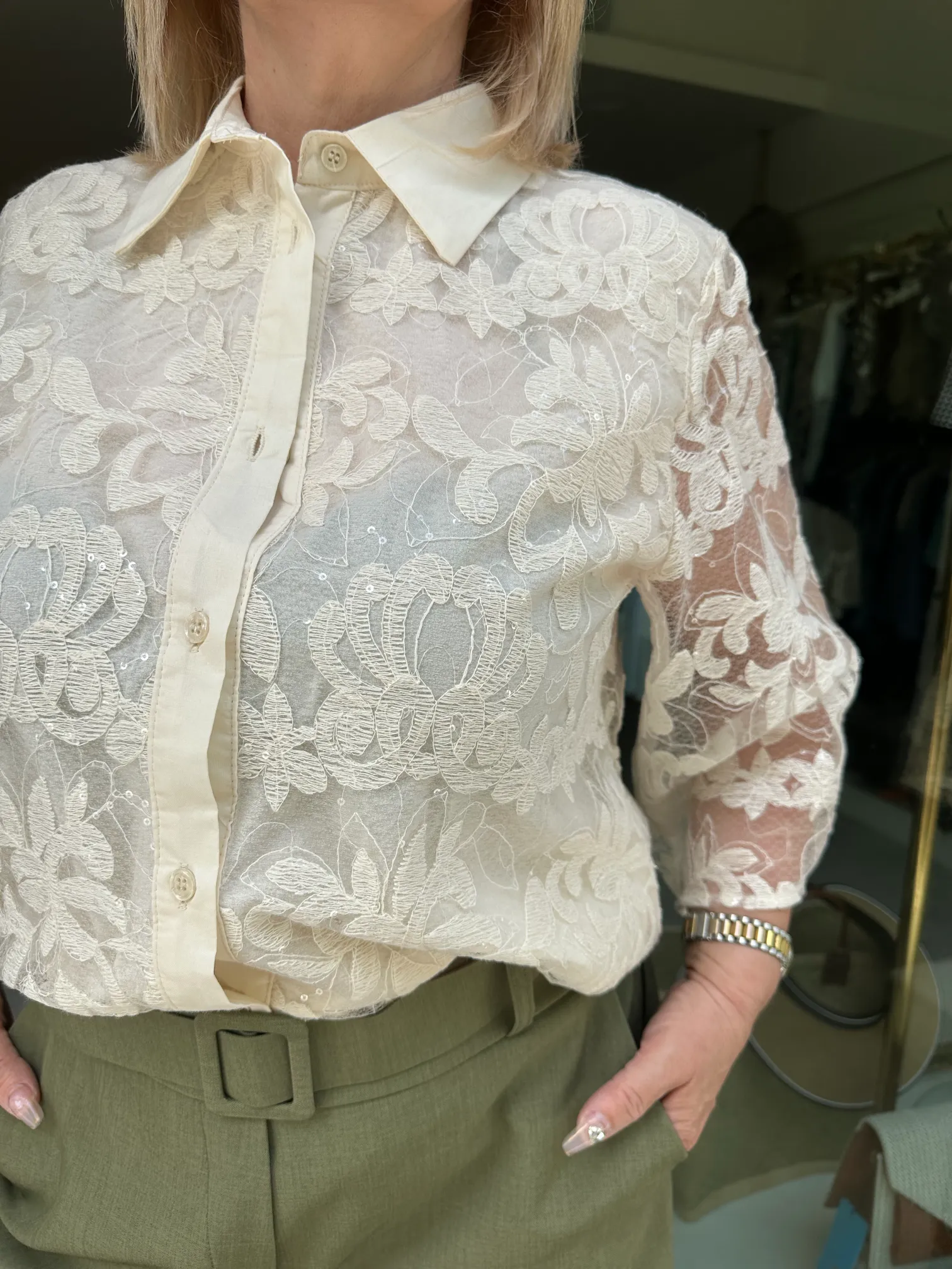 Μπεζ πουκάμισο με κεντητές λεπτομέρειες