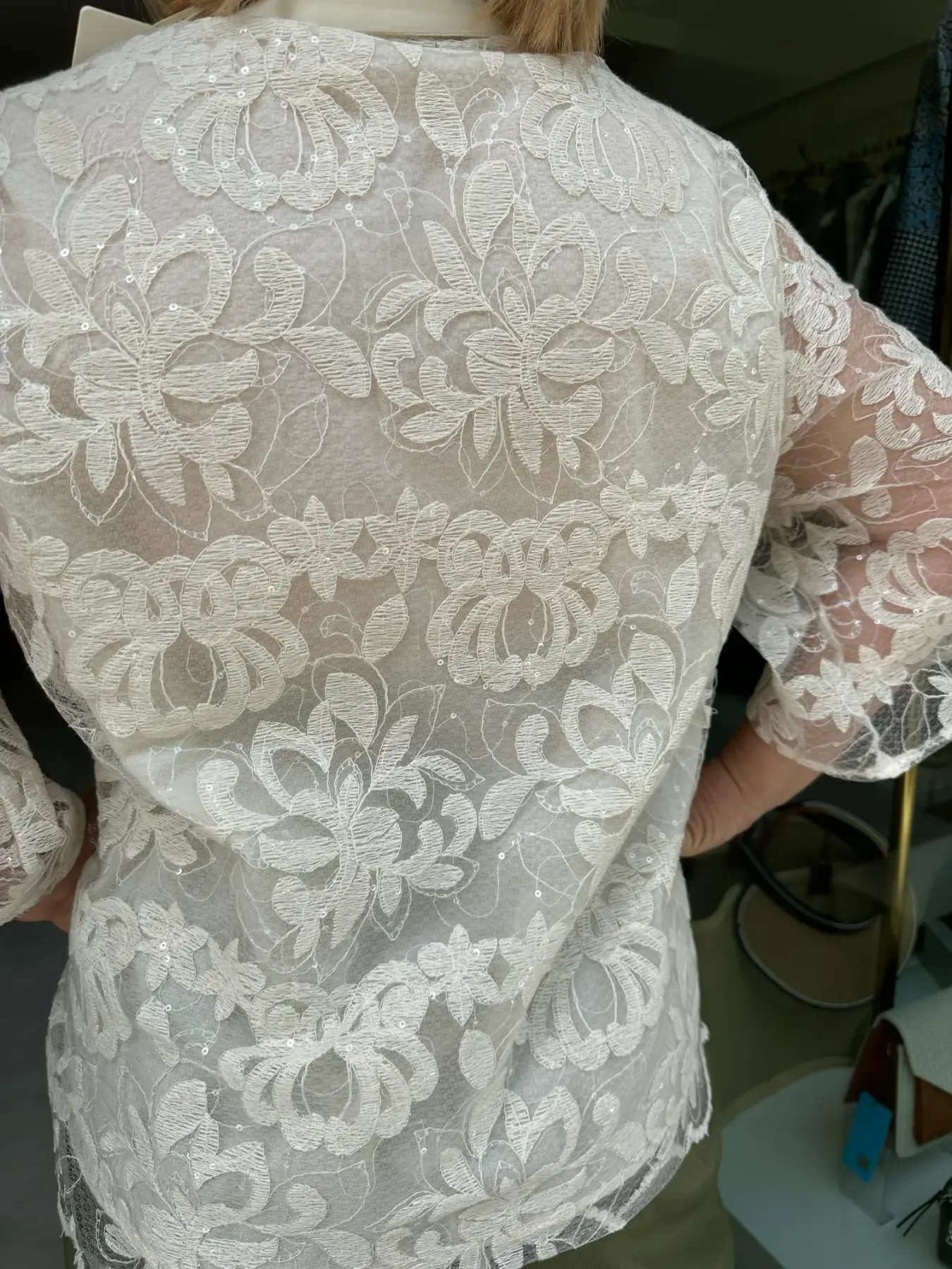 Μπεζ πουκάμισο με κεντητές λεπτομέρειες