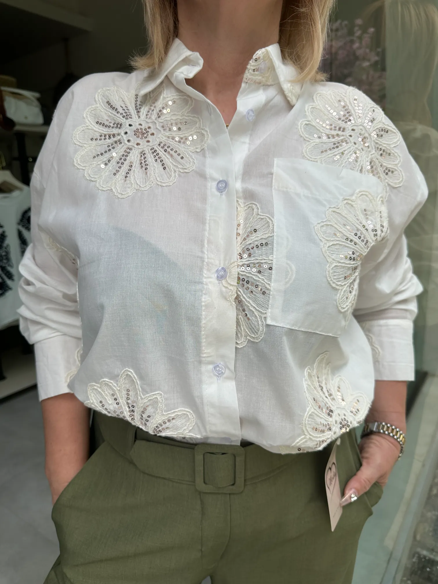 Μπεζ πουκάμισο με κεντητά λουλούδια