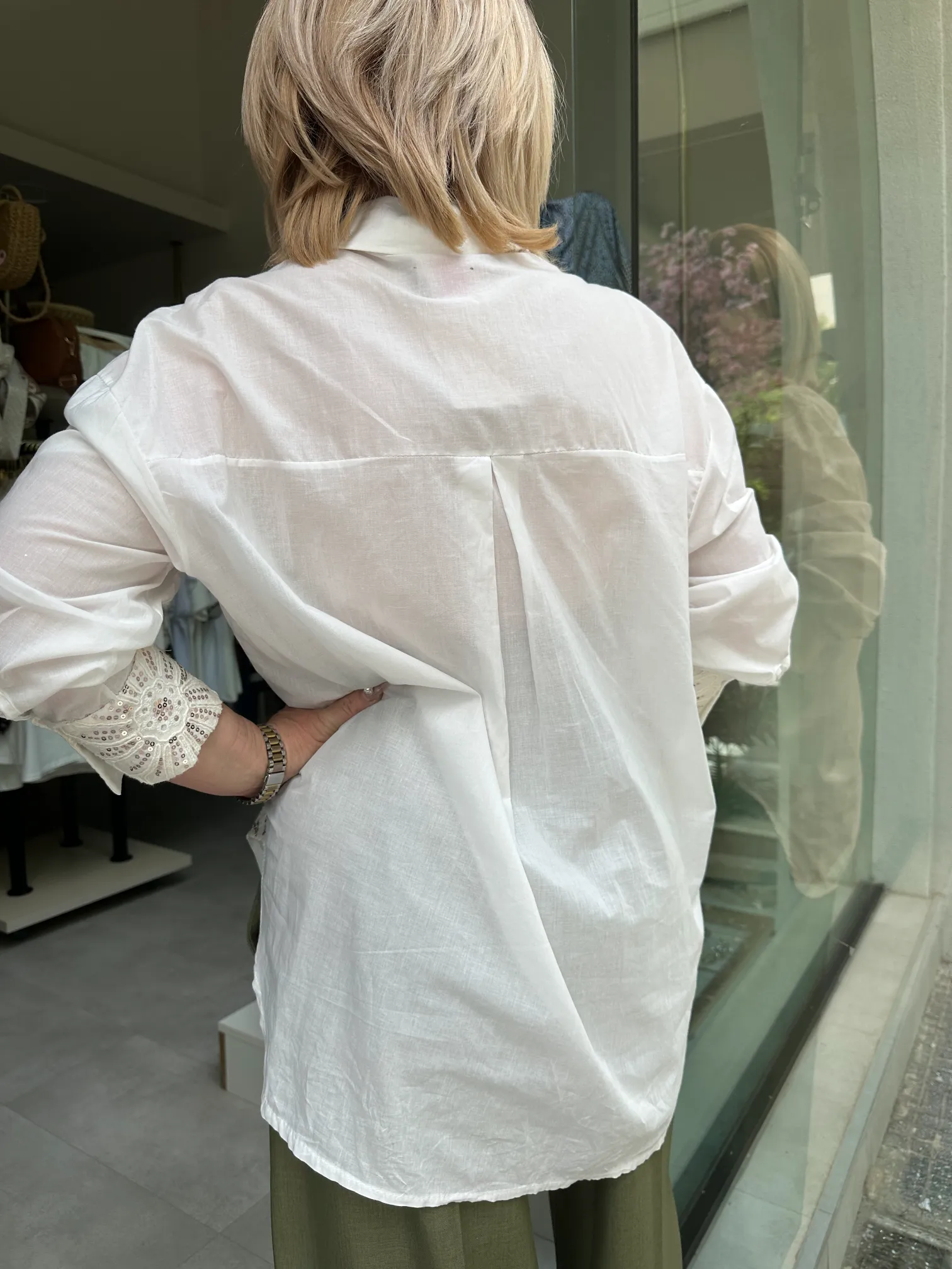 Μπεζ πουκάμισο με κεντητά λουλούδια