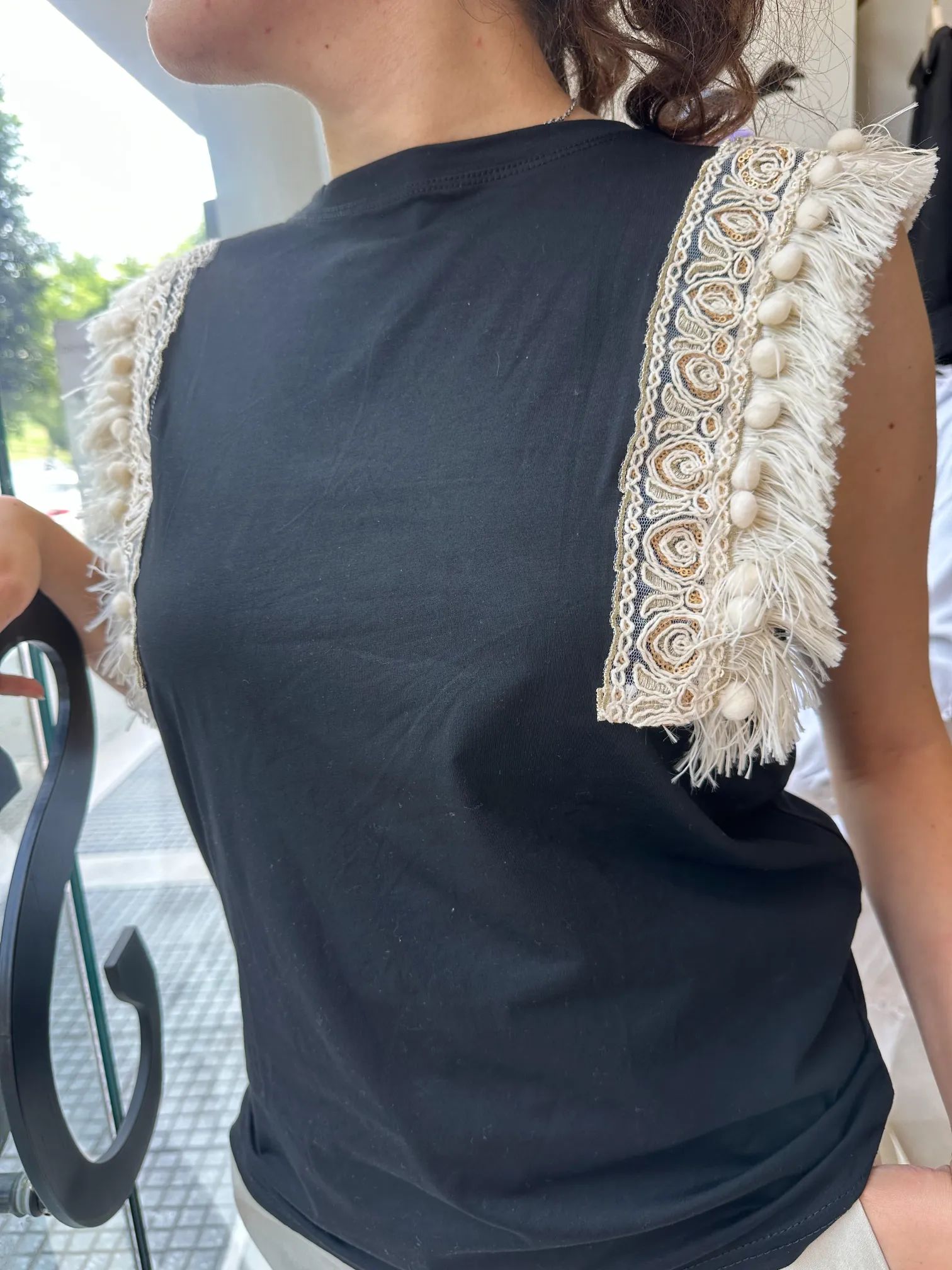 Μαύρη αμάνικη μπλούζα με λεπτομέρεια κρόσια