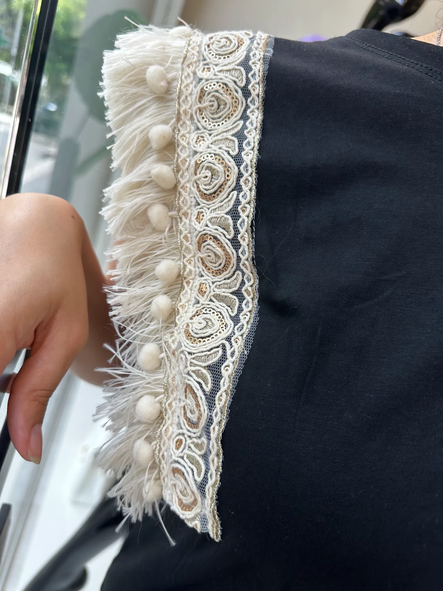 Μαύρη αμάνικη μπλούζα με λεπτομέρεια κρόσια