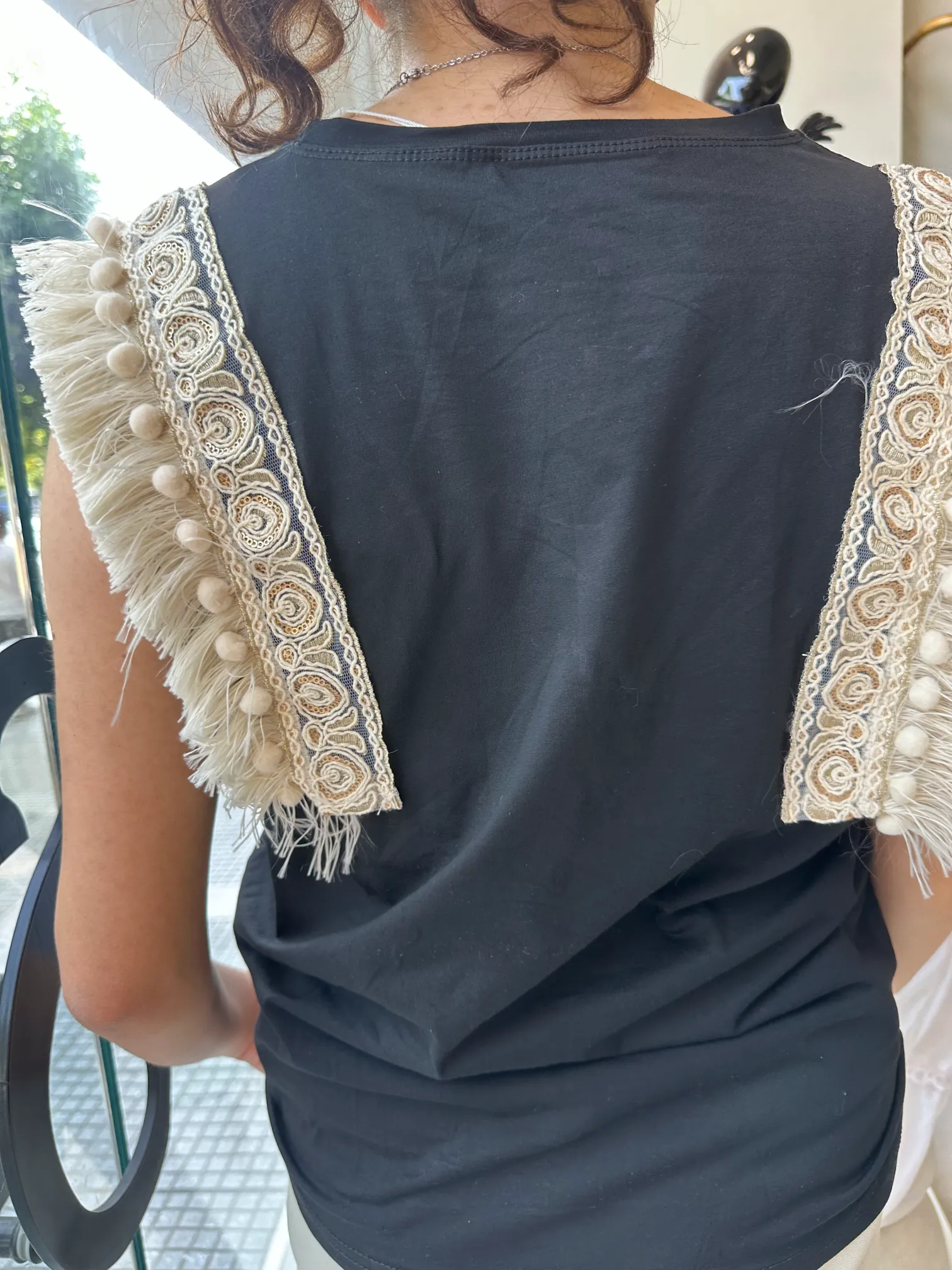 Μαύρη αμάνικη μπλούζα με λεπτομέρεια κρόσια