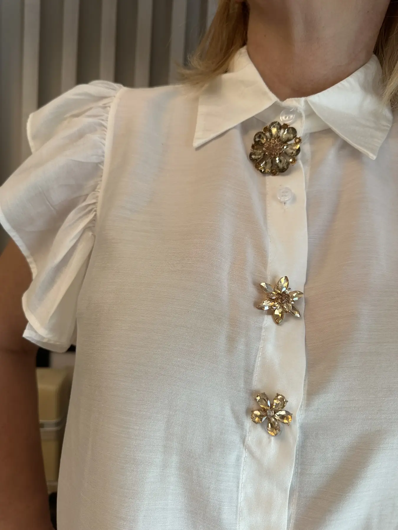 Πουκάμισο λευκό με στράς και φρού-φρού μανίκι