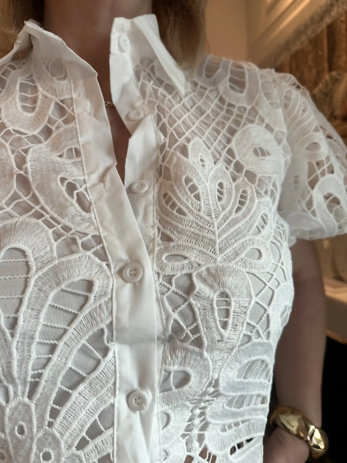 Πουκάμισο με δαντέλα και φουσκωτό μανίκι