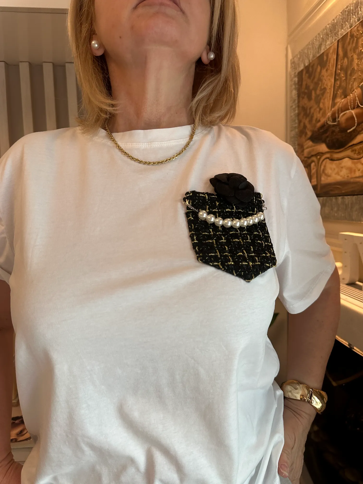 Λευκό t-shirt με λεπτομέρεια τσεπάκι με πέρλες