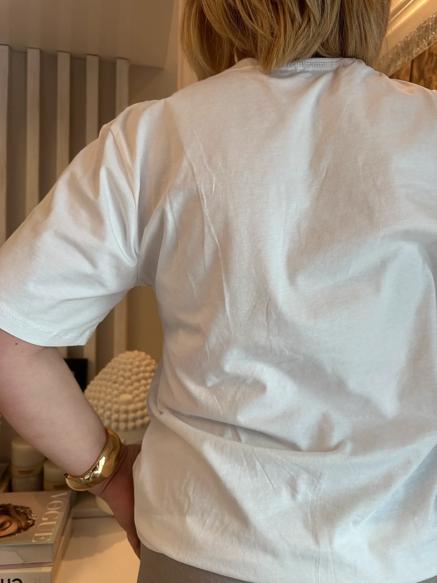 Λευκό t-shirt με λεπτομέρεια τσεπάκι με πέρλες