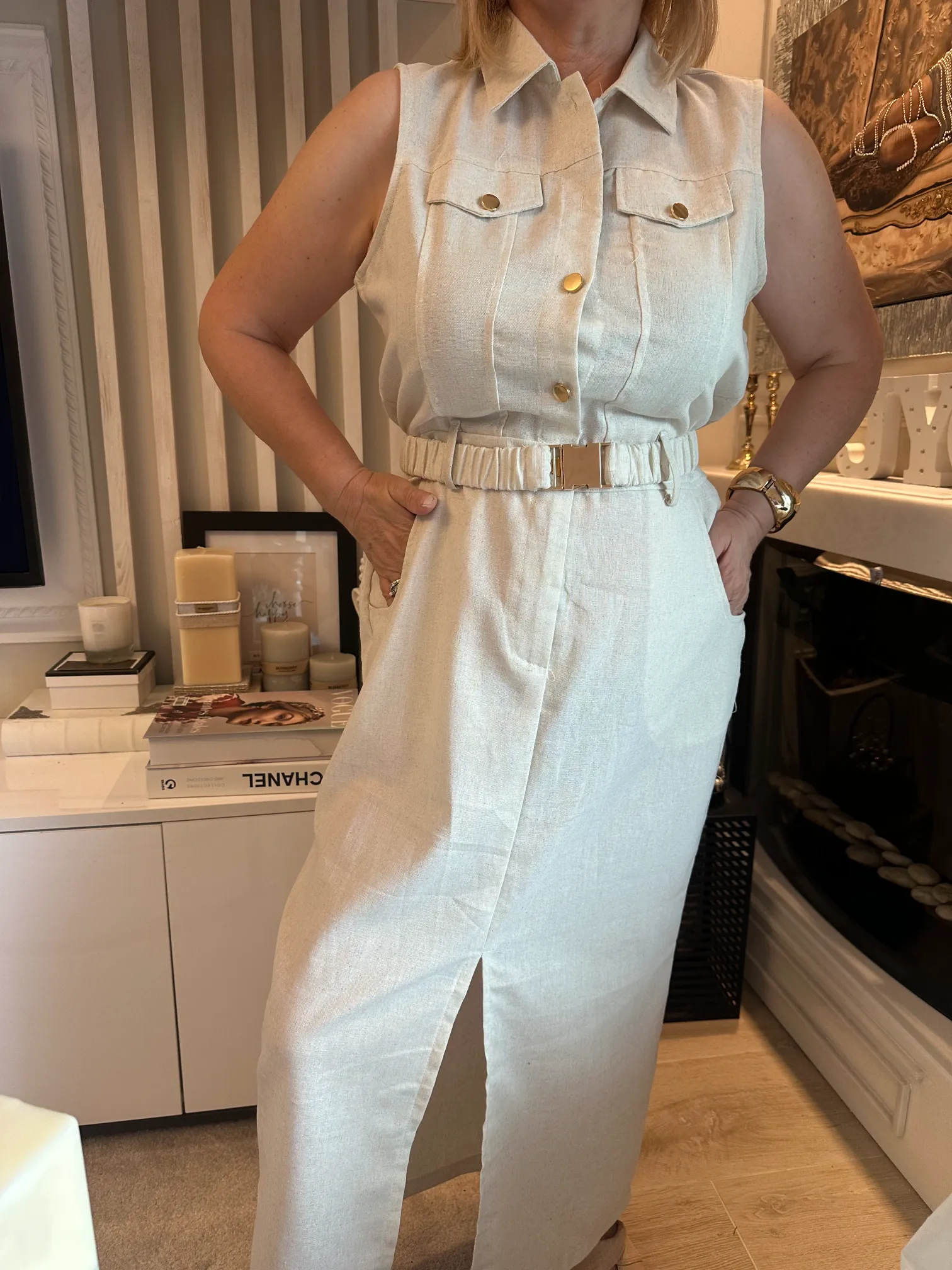 Μπέζ αμάνικο φόρεμα με χρυσά κουμπιά και ζώνη