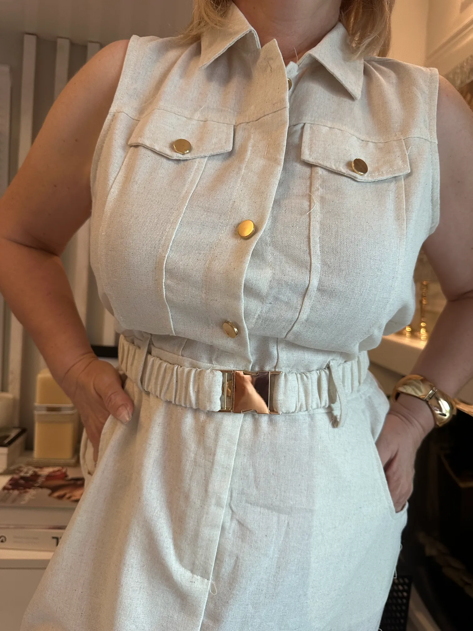 Μπέζ αμάνικο φόρεμα με χρυσά κουμπιά και ζώνη