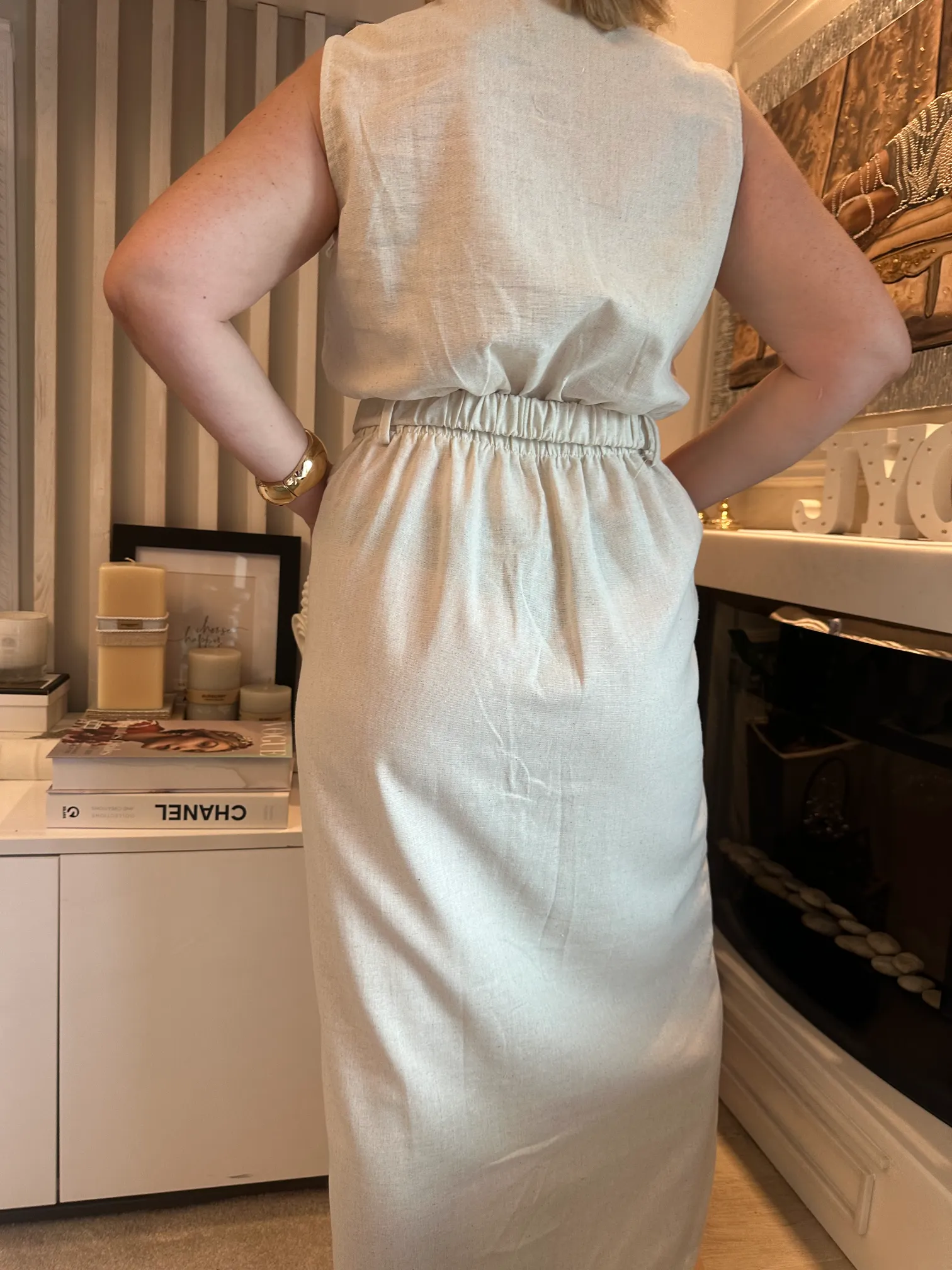 Μπέζ αμάνικο φόρεμα με χρυσά κουμπιά και ζώνη