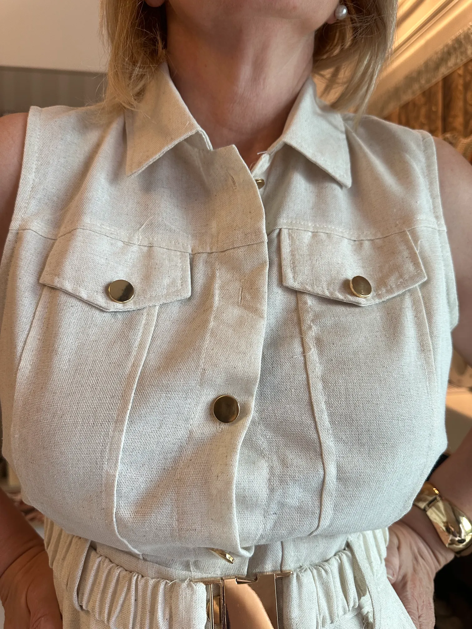 Μπέζ αμάνικο φόρεμα με χρυσά κουμπιά και ζώνη