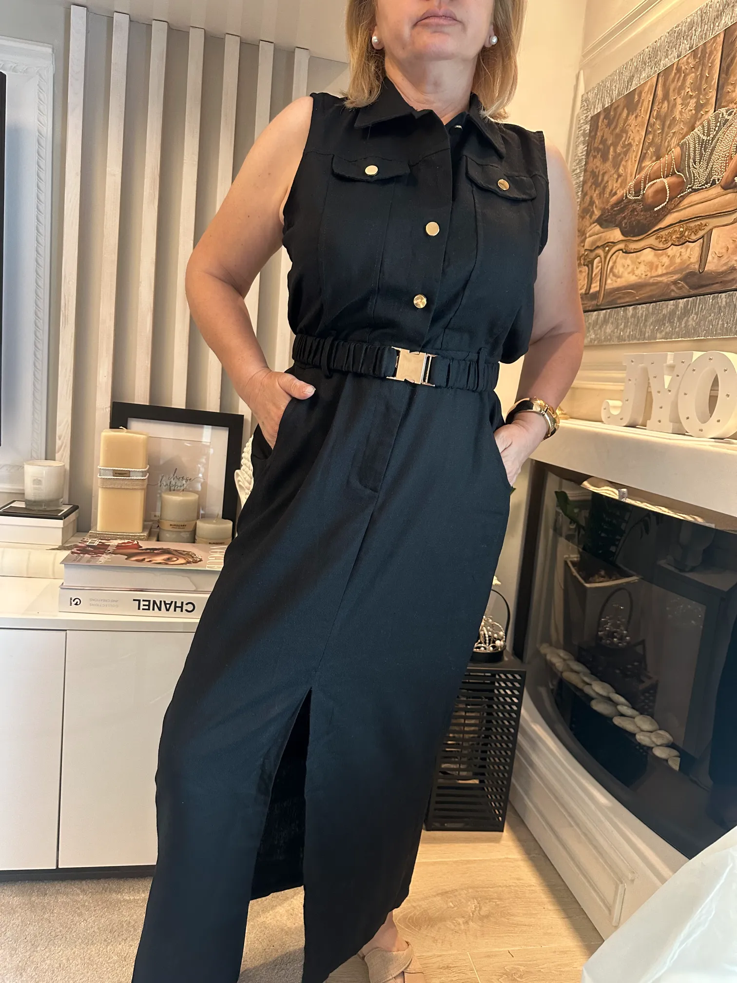 μαύρο αμάνικο φόρεμα με χρυσά κουμπιά και ζώνη