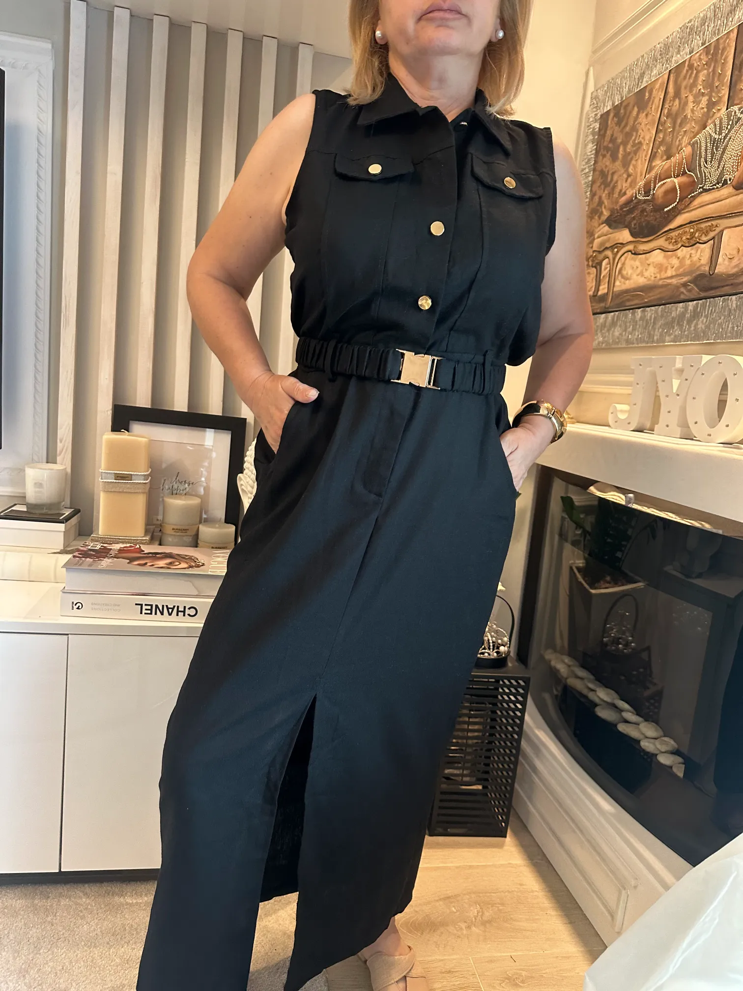 μαύρο αμάνικο φόρεμα με χρυσά κουμπιά και ζώνη