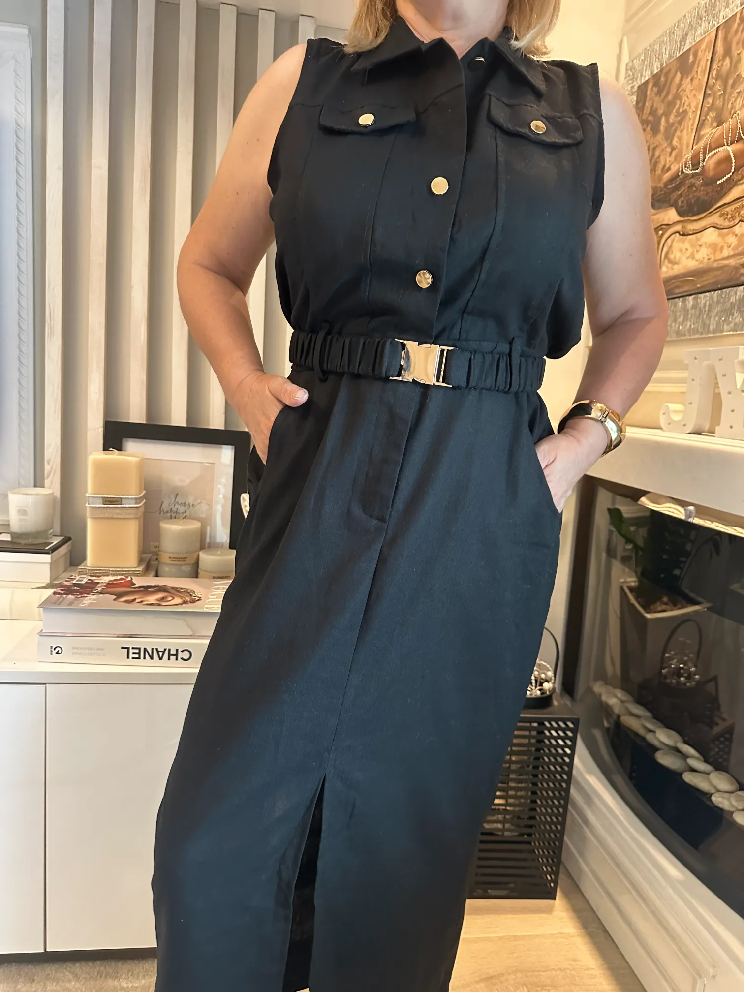 μαύρο αμάνικο φόρεμα με χρυσά κουμπιά και ζώνη